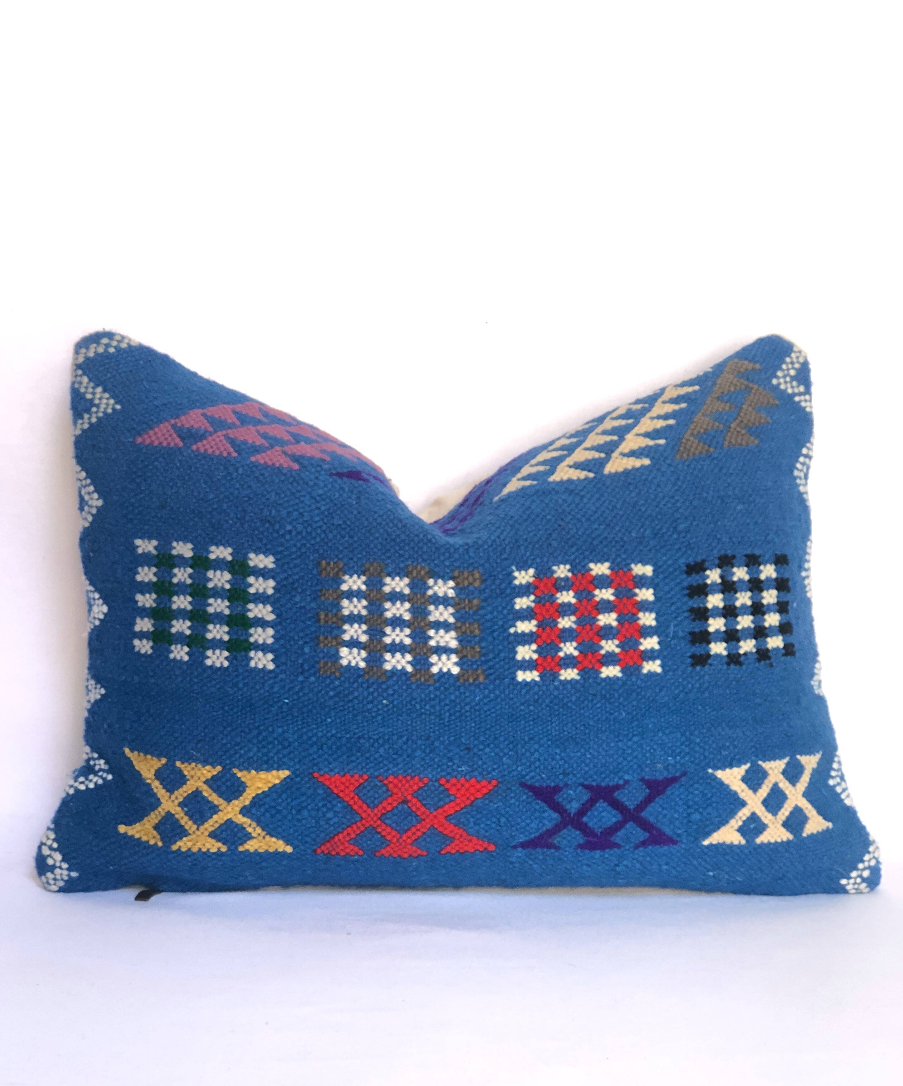 woven velvet cushion, very lively thanks to its bright colours.