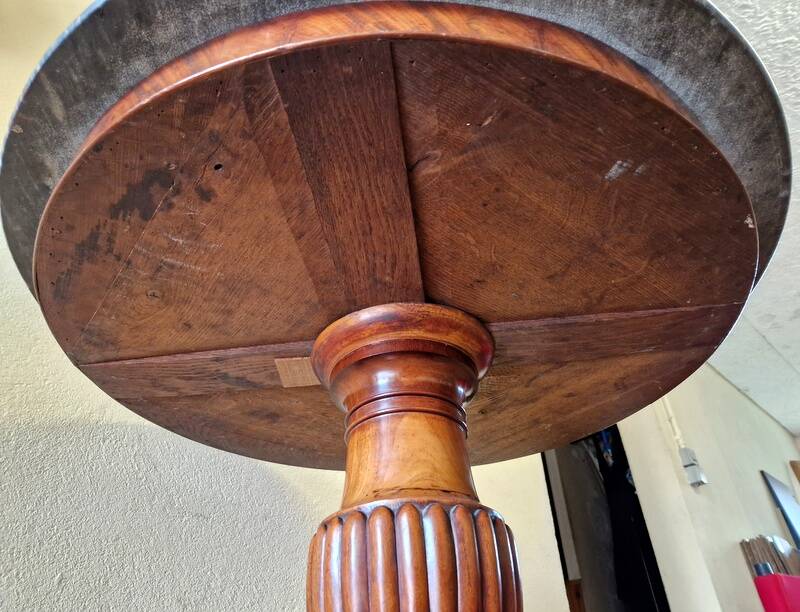 Table, guéridon en acajou et placage d'acajou - Époque Restauration (vers 1820-1830)