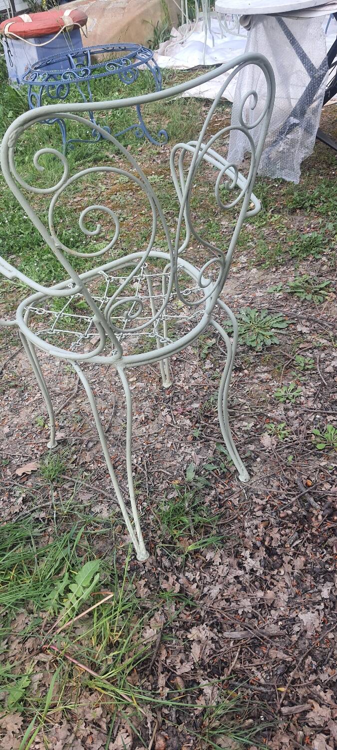 4 wrought iron chairs