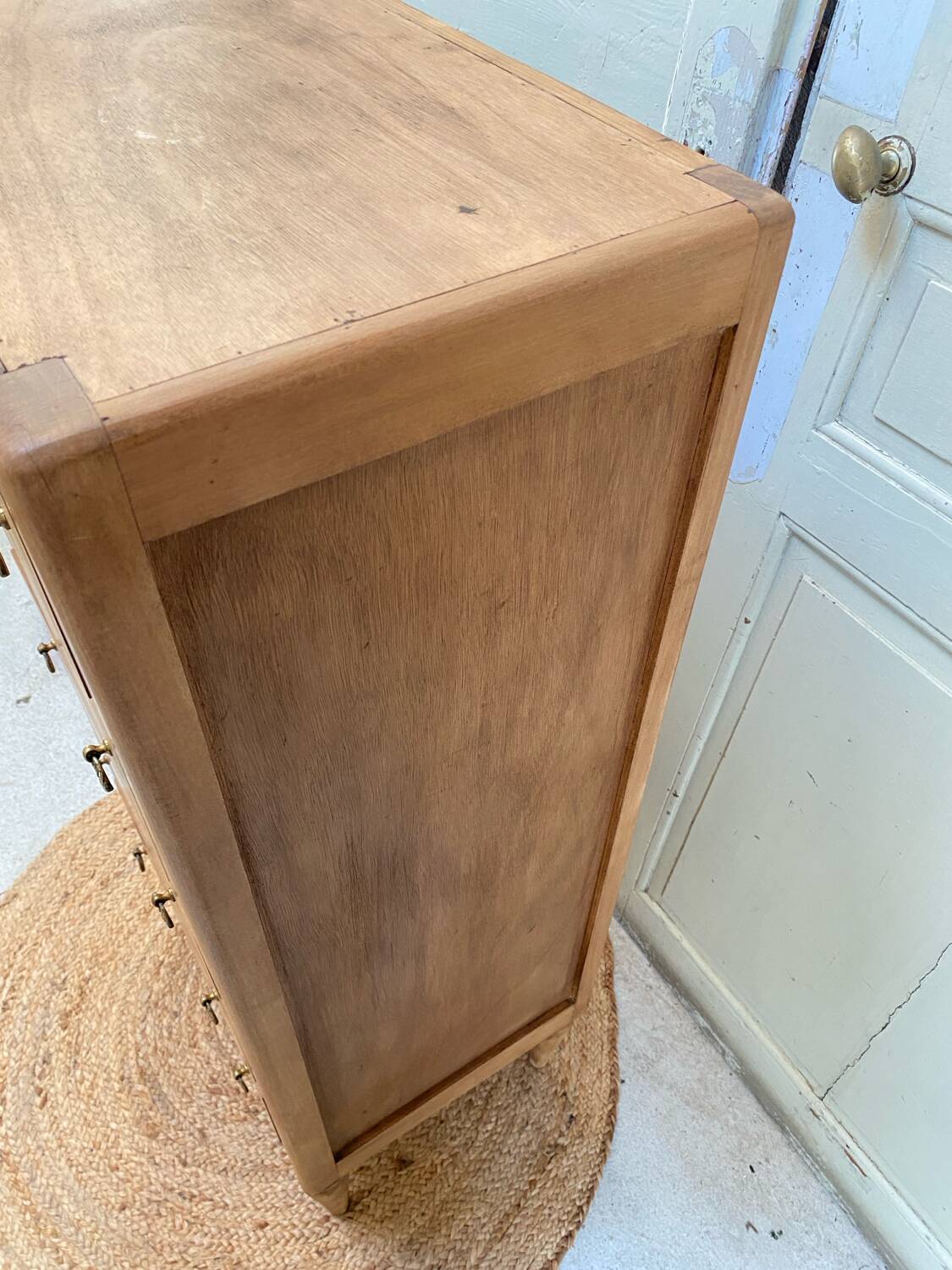 Vintage chest of drawers in light wood – natural elegance