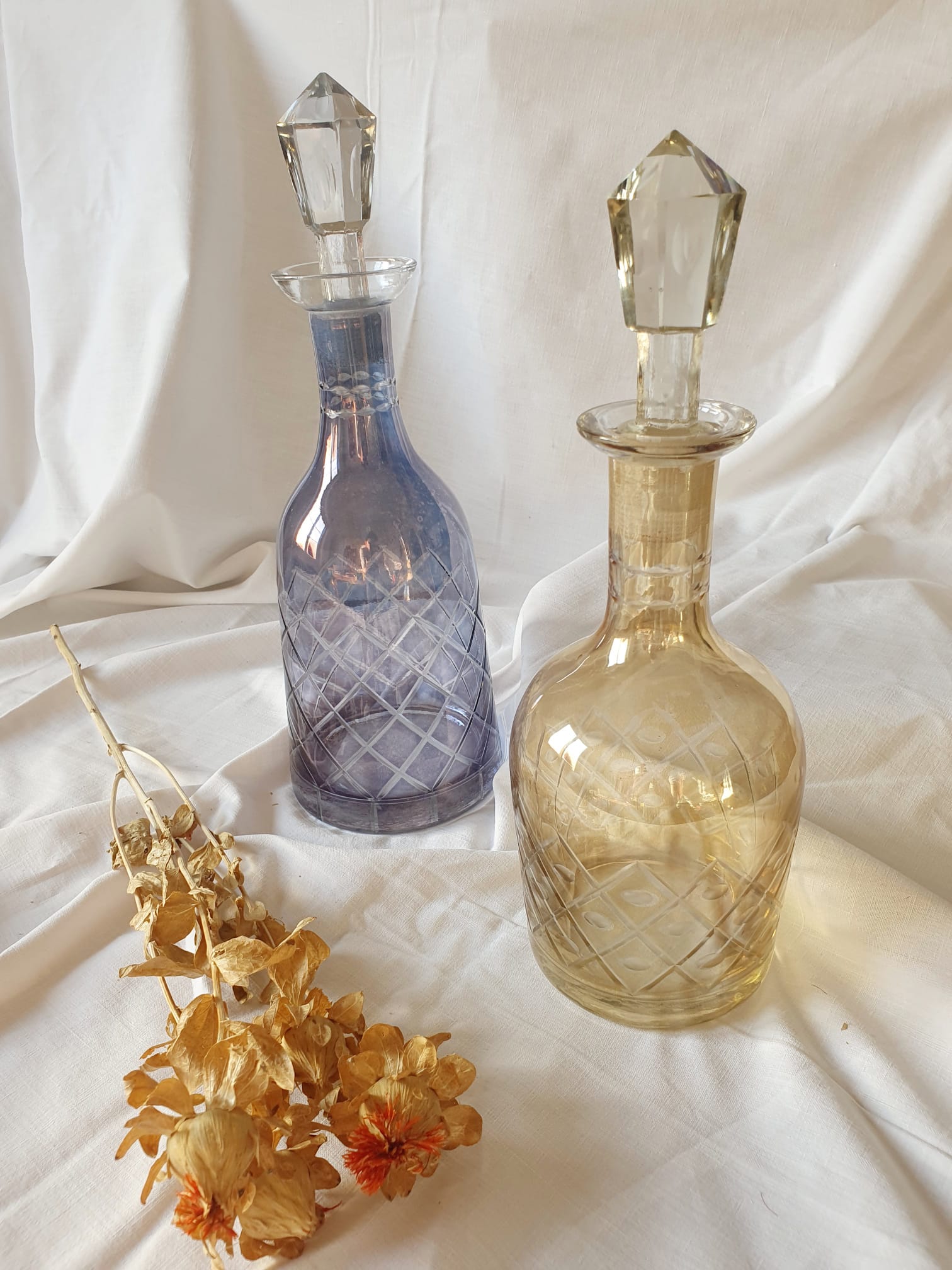 Carafe jaune en verre ciselé