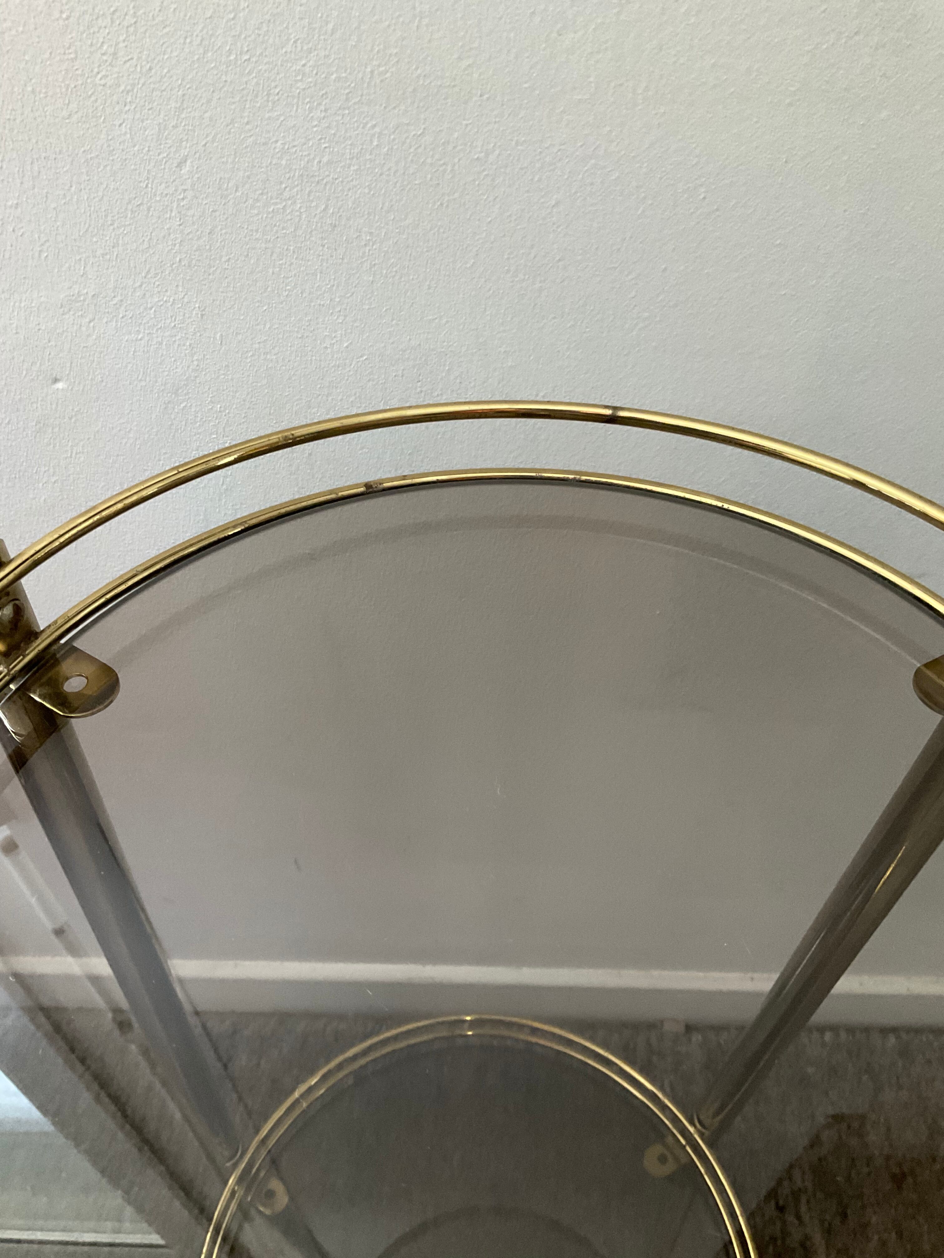 Guéridon des années 70 en métal doré et verre fumé