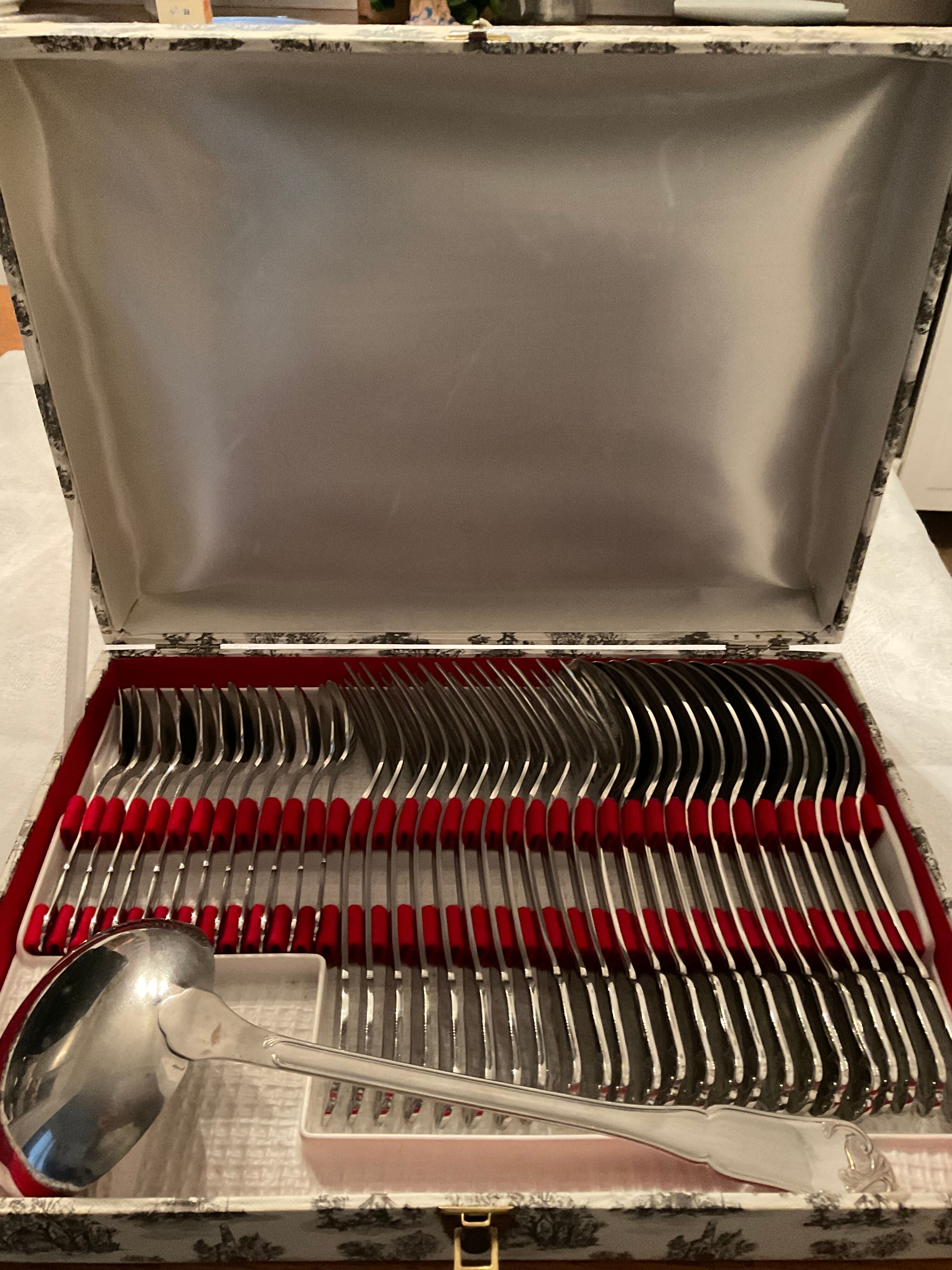 Stainless steel cutlerys et 37 pieces