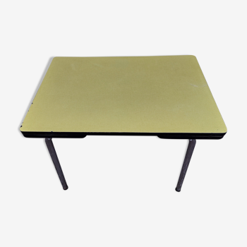 Table en formica jaune