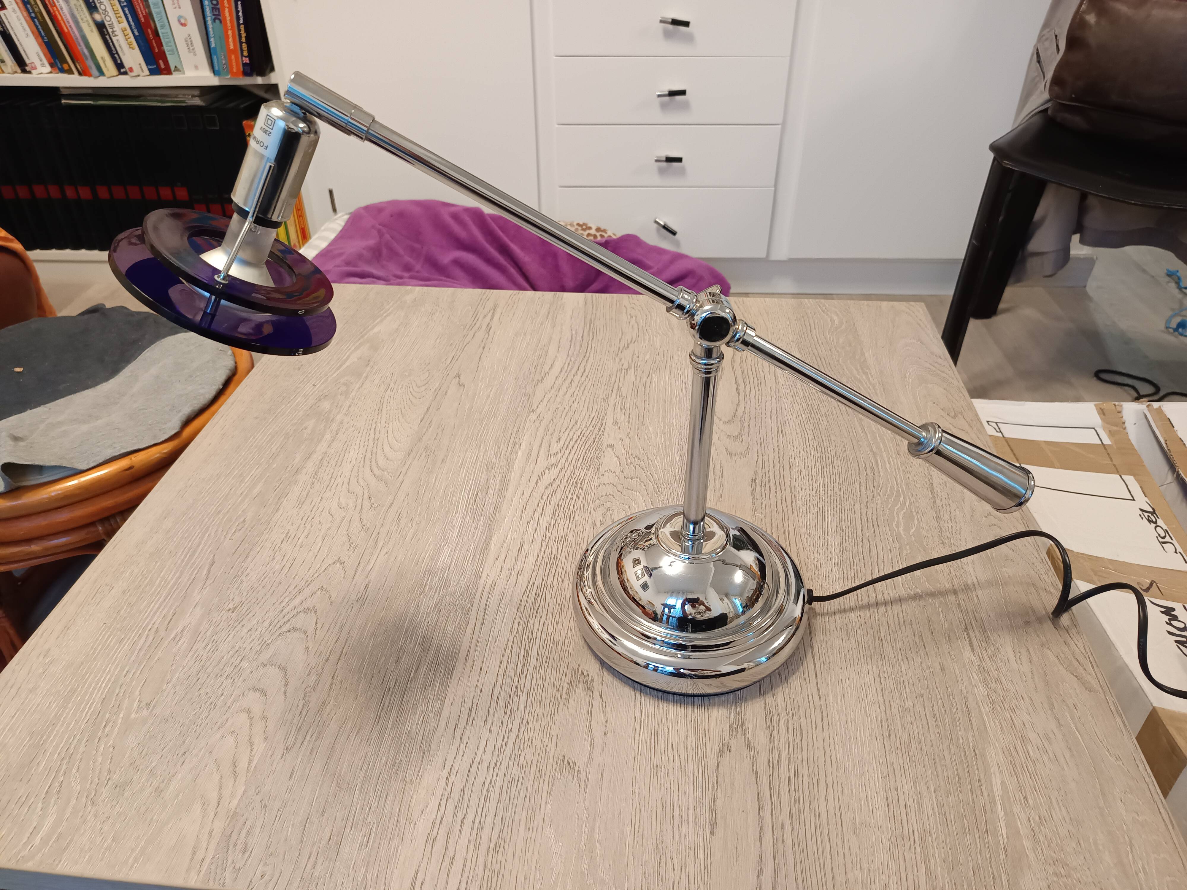Desk lamp, with a balance, touch-sensitive