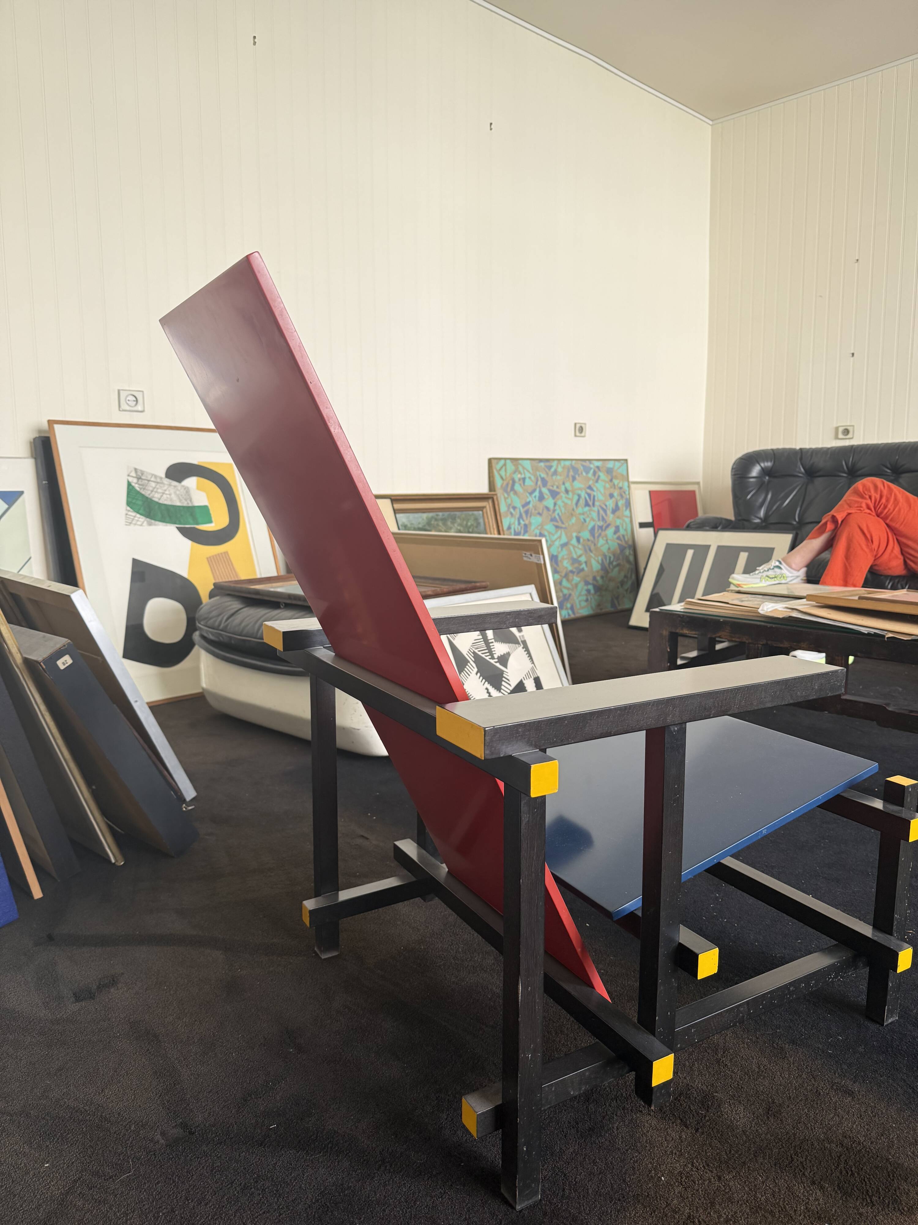 Cassina armchair in Rietveld style – Italian design from the 1980s.