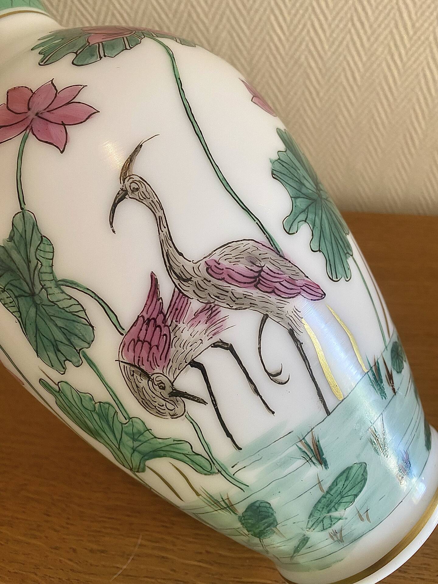 Grand vase en opaline blanche décor asiatique émaillé