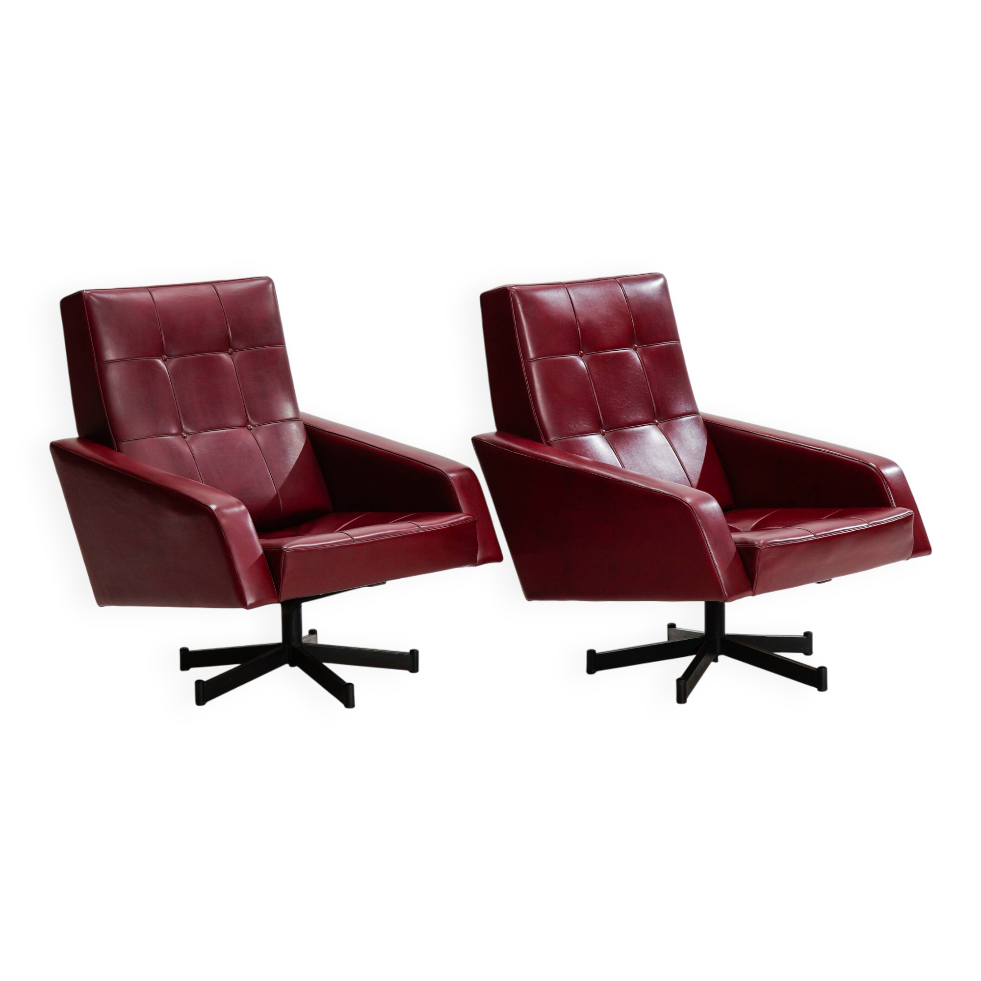 Paire de fauteuils lounge vintage en skai bordeaux, chaises rockabilly des années 50.
