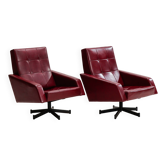 Paire de fauteuils lounge vintage en skai bordeaux, chaises rockabilly des années 50.