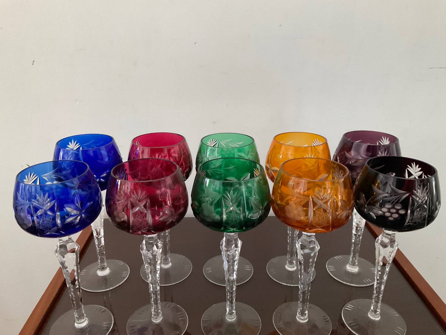 Série de 10 verres anciens multicolores en cristal ciselé