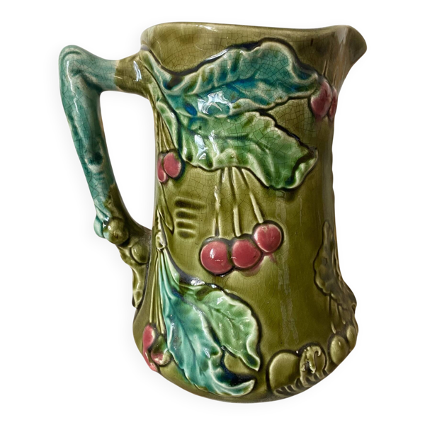 pichet ancien en barbotine décor cerises