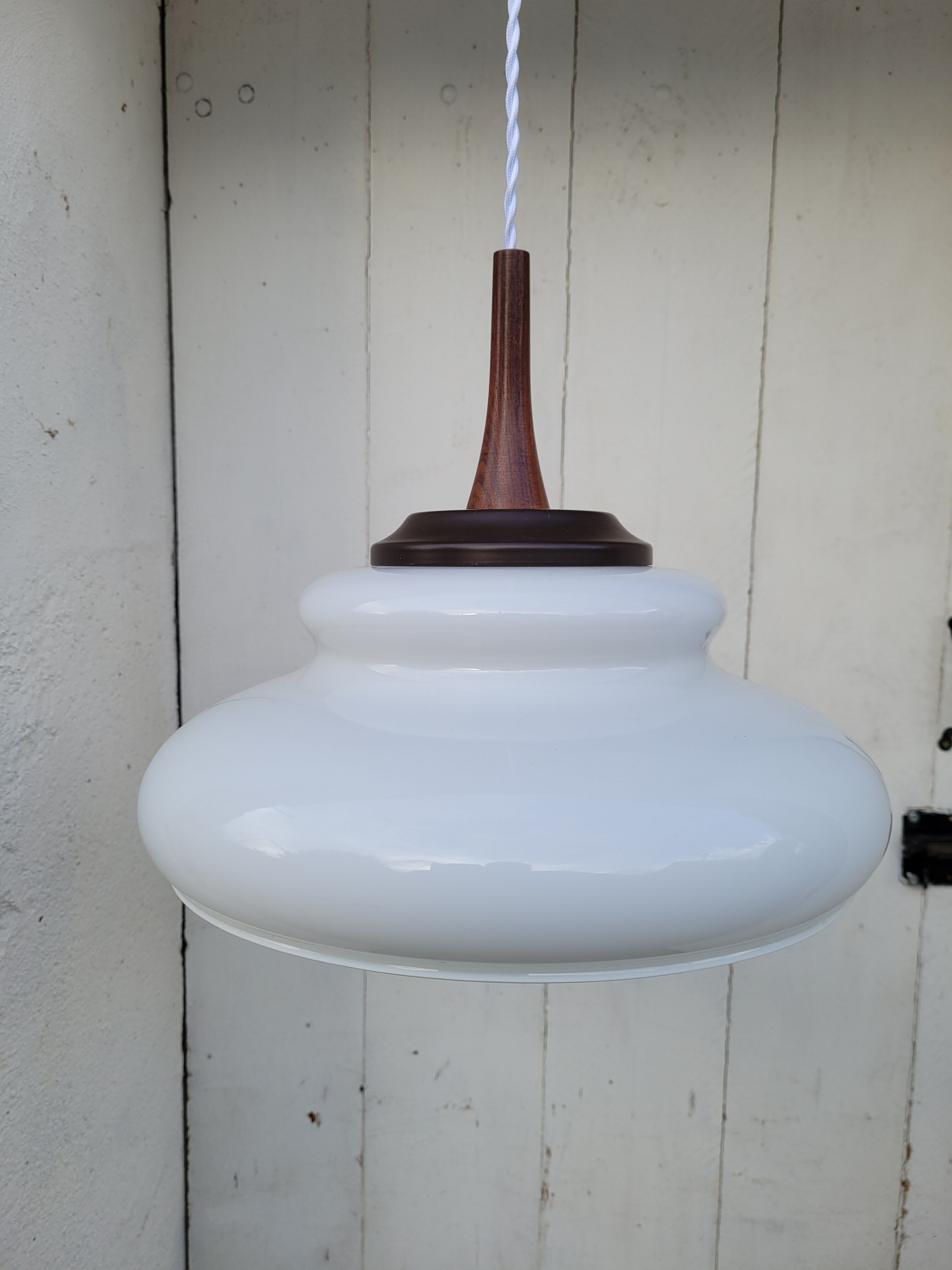 Suspension in opaline and teak