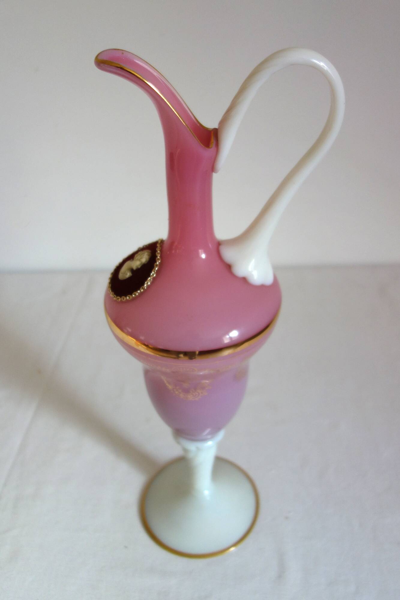 Ancienne aiguière en verre rose en blanc - camée velours