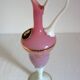 Ancienne aiguière en verre rose en blanc - camée velours