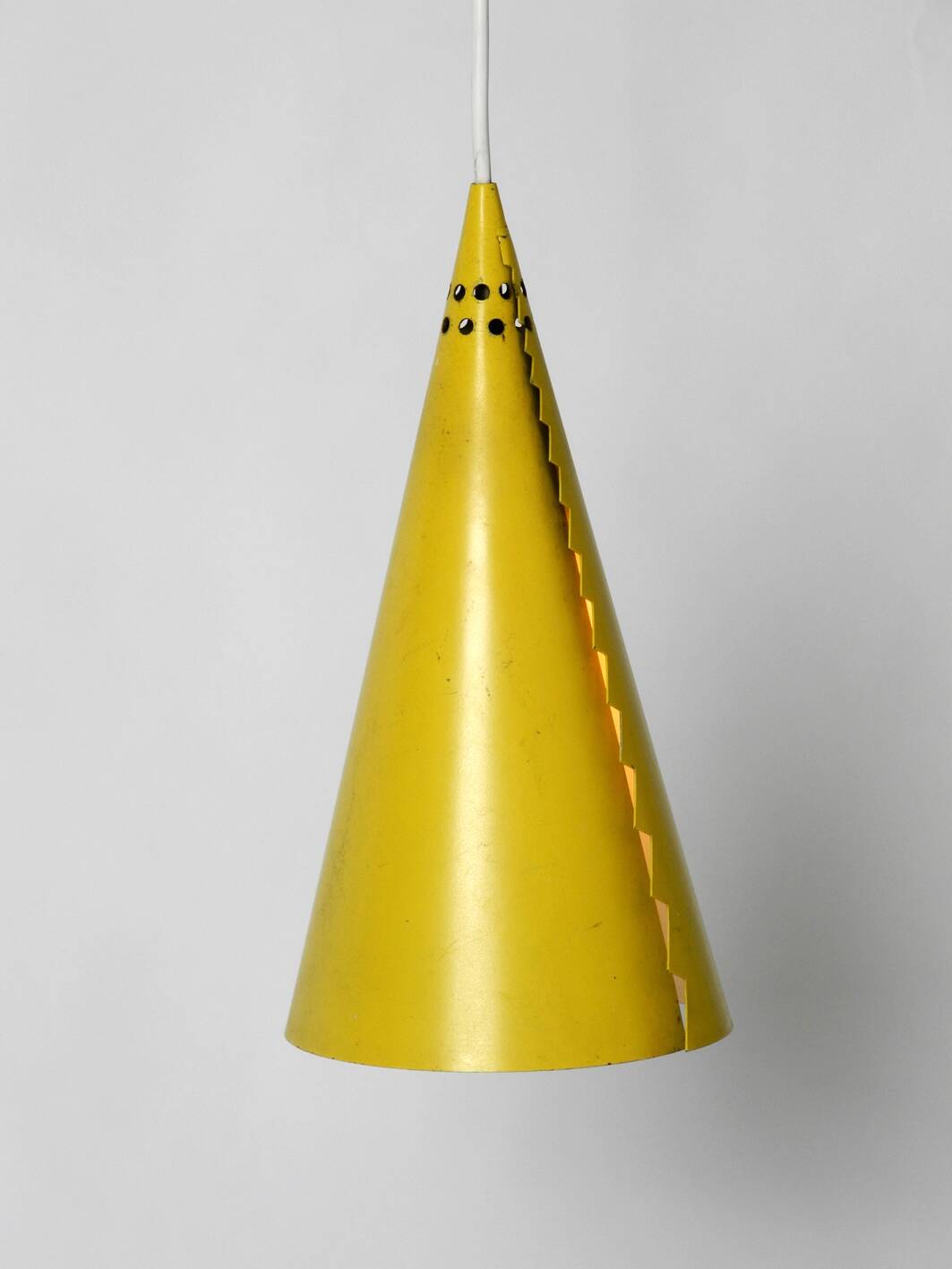 Suspension en forme de cône du milieu du siècle moderne en acier laminé jaune.