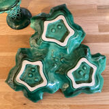 Ancien plat en barbotine verte décor 3 feuilles de vigne et une pomme