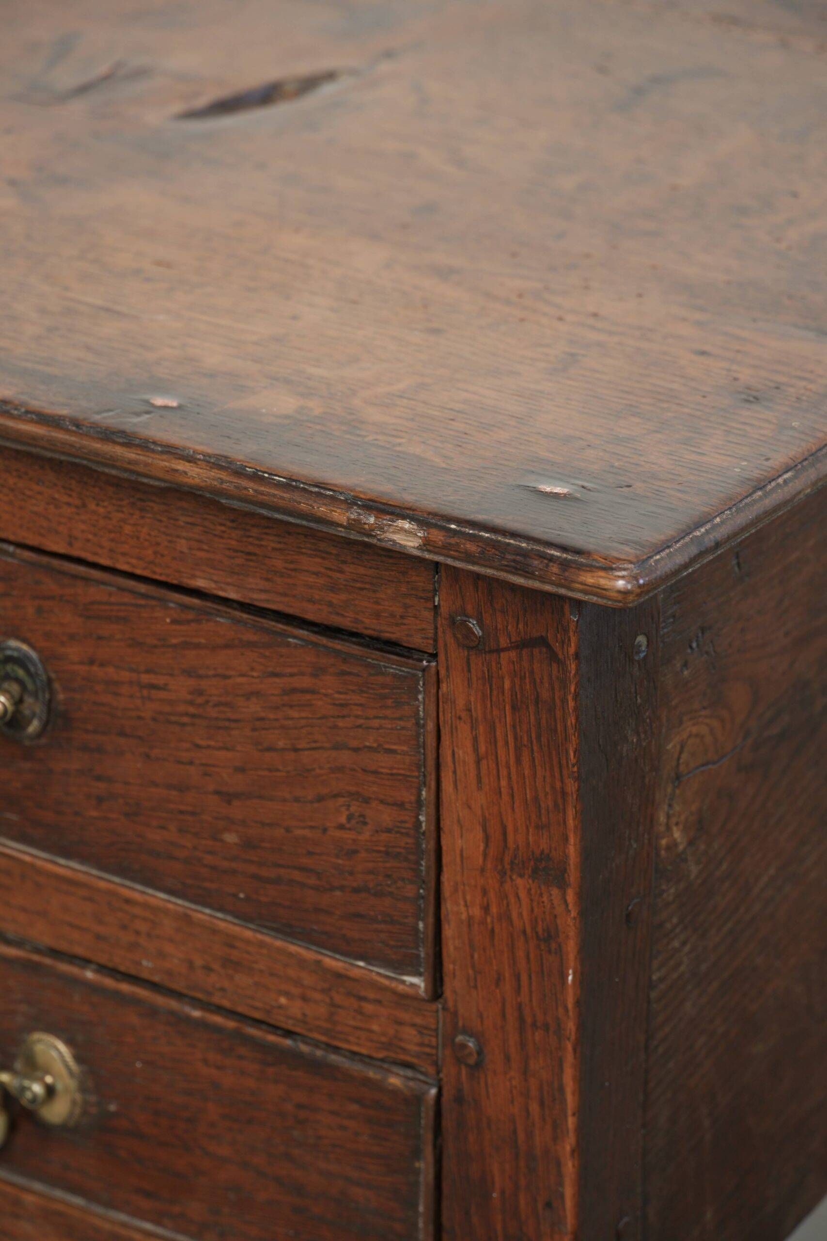 Table basse anglaise antique de style lowboy du XVIIIe siècle en chêne.