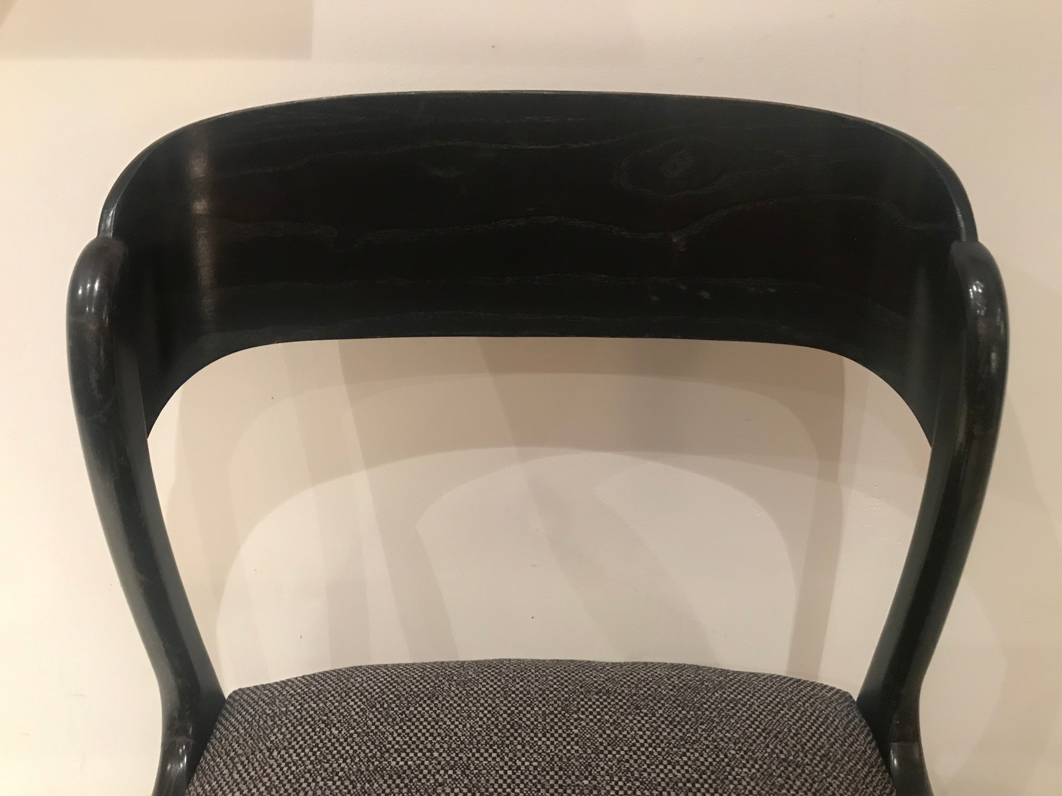 Suite de 6 chaises Baumann « traîneau » retapissées