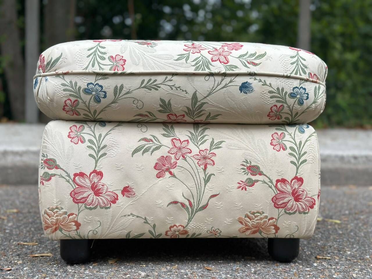 Pouf / Square vintage footstool with floral pattern – 70s Cottage style