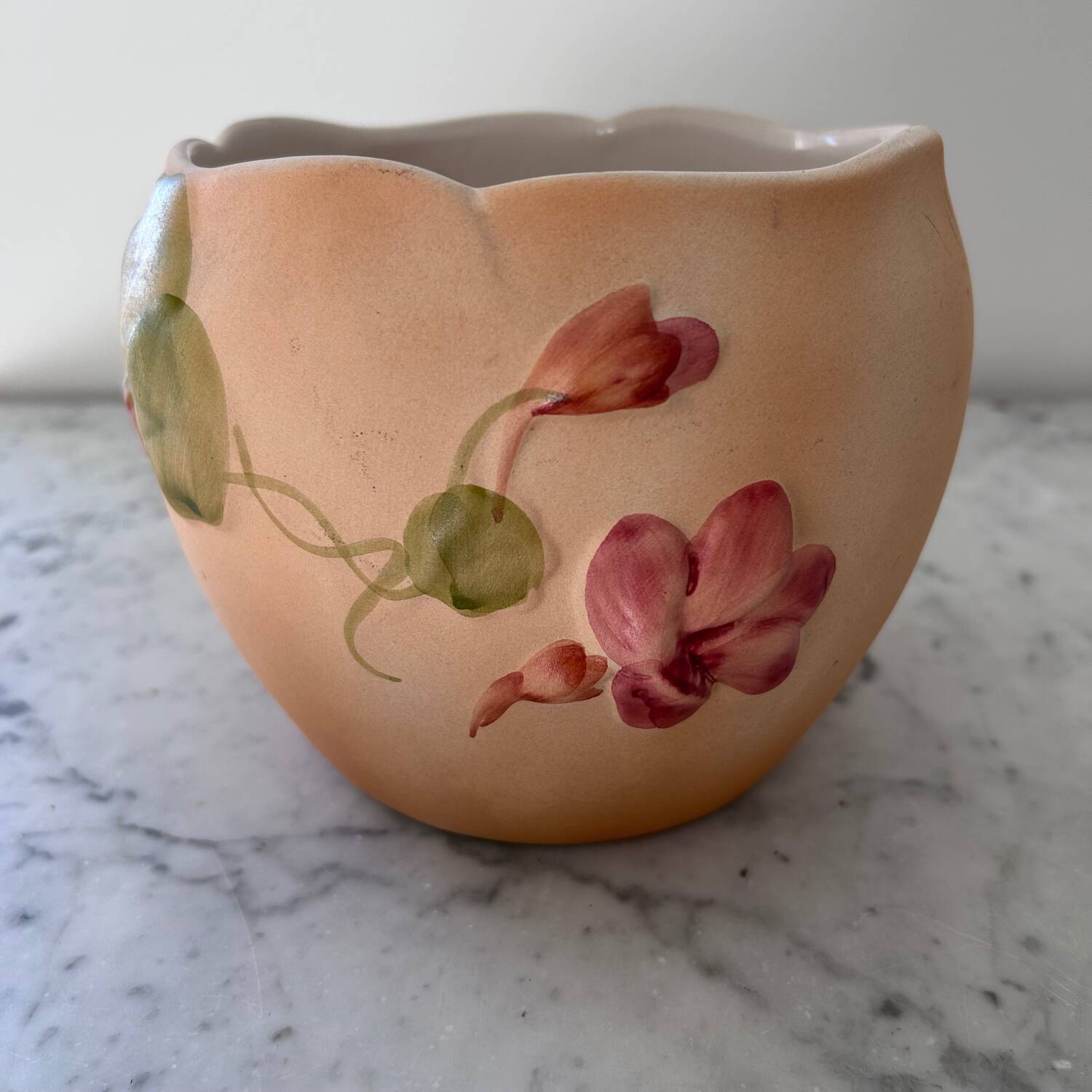 Cache pot en barbotine décor capucines 