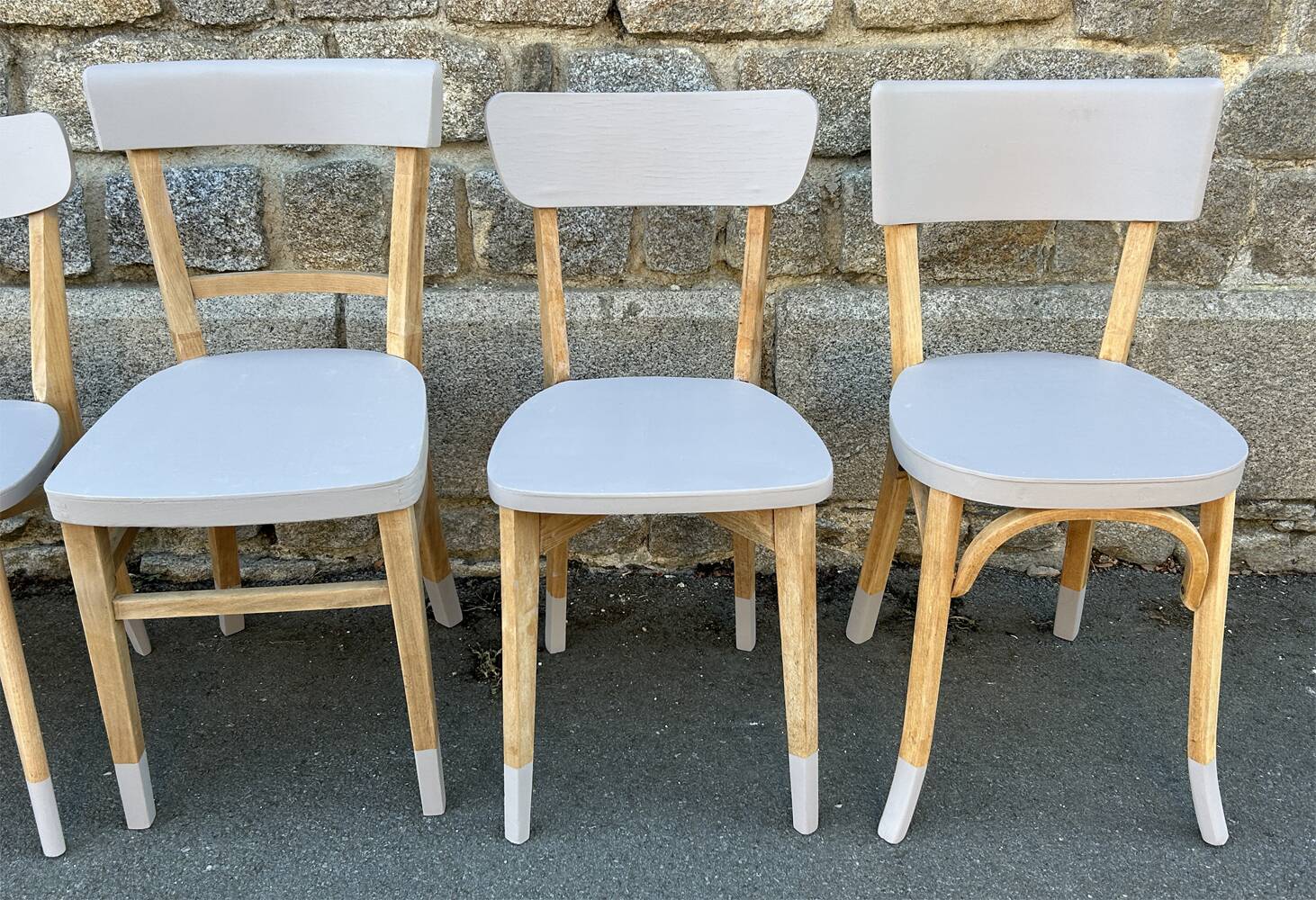 set of modernised vintage chairs – The Scandinavian elegance of the 1950s