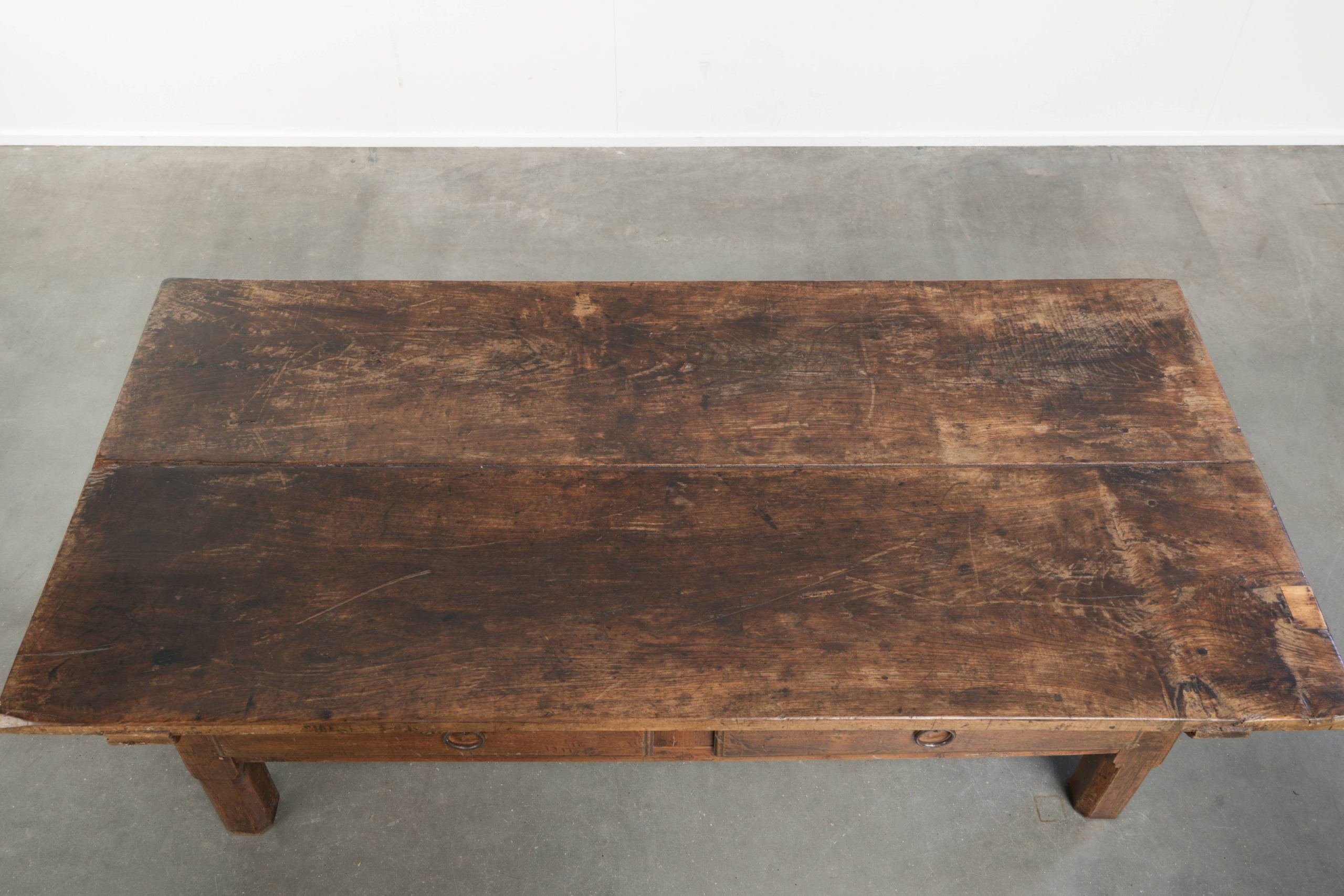 Table basse antique sud-européenne en bois fruitier avec un tiroir.