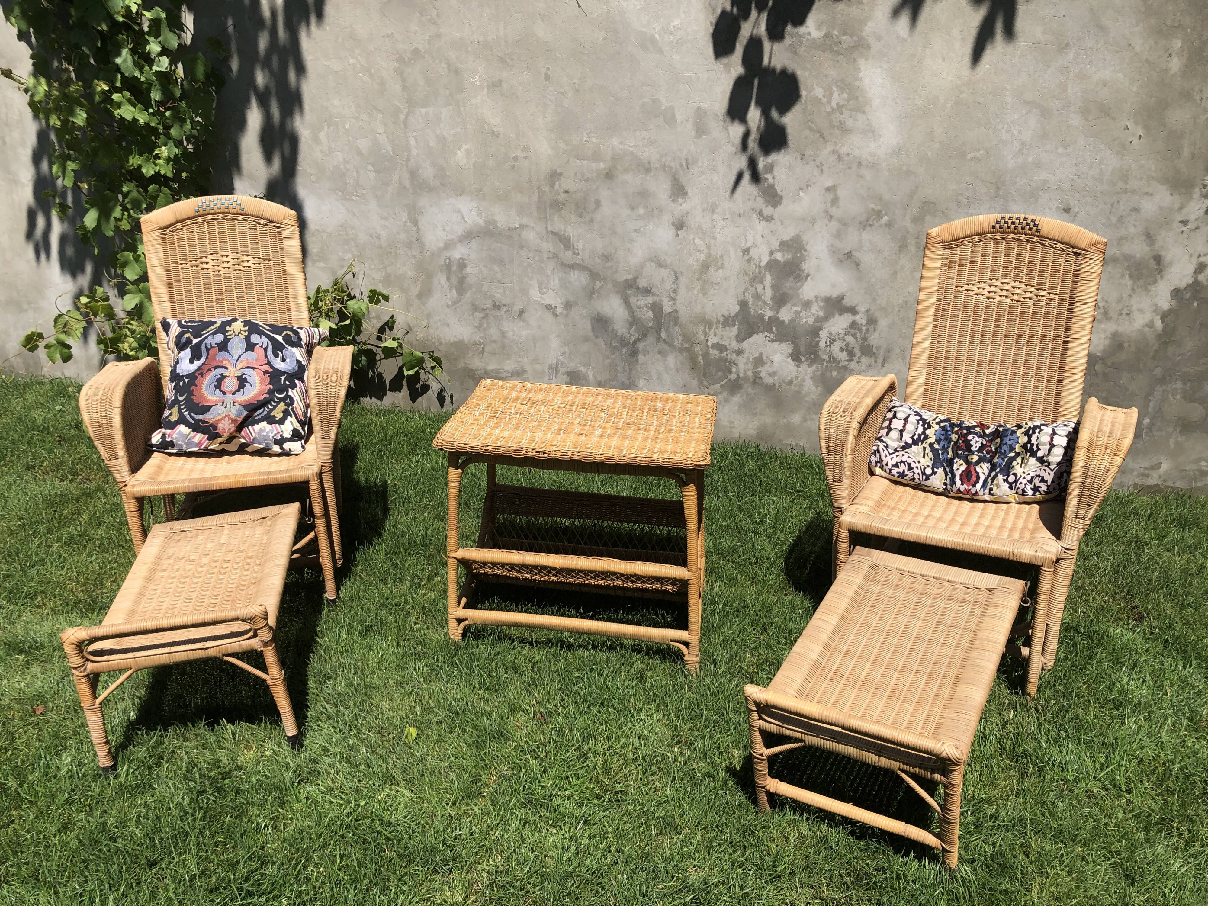 Set 2 sun loungers and table 60s