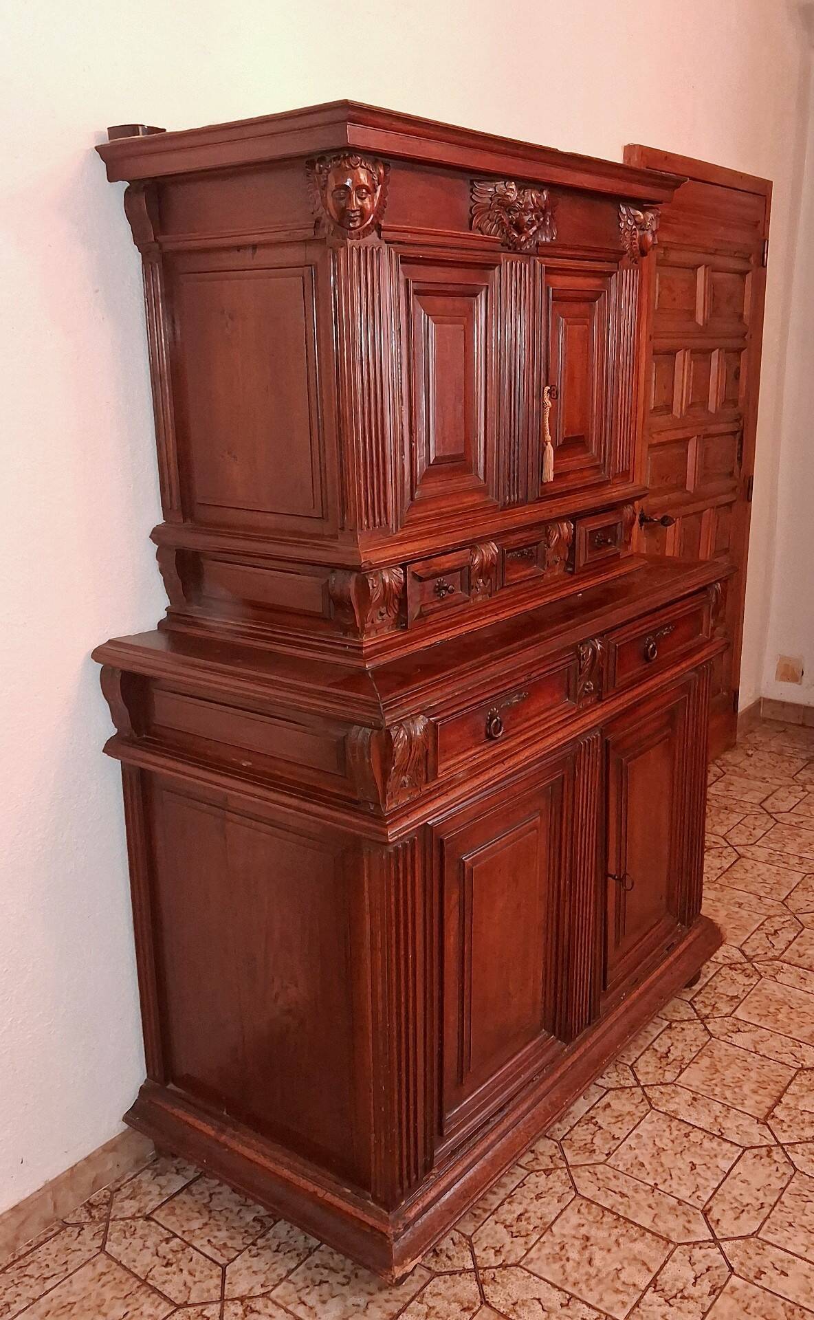 Cabinet - Buffet Deux Corps Renaissance En Noyer, XVIIe