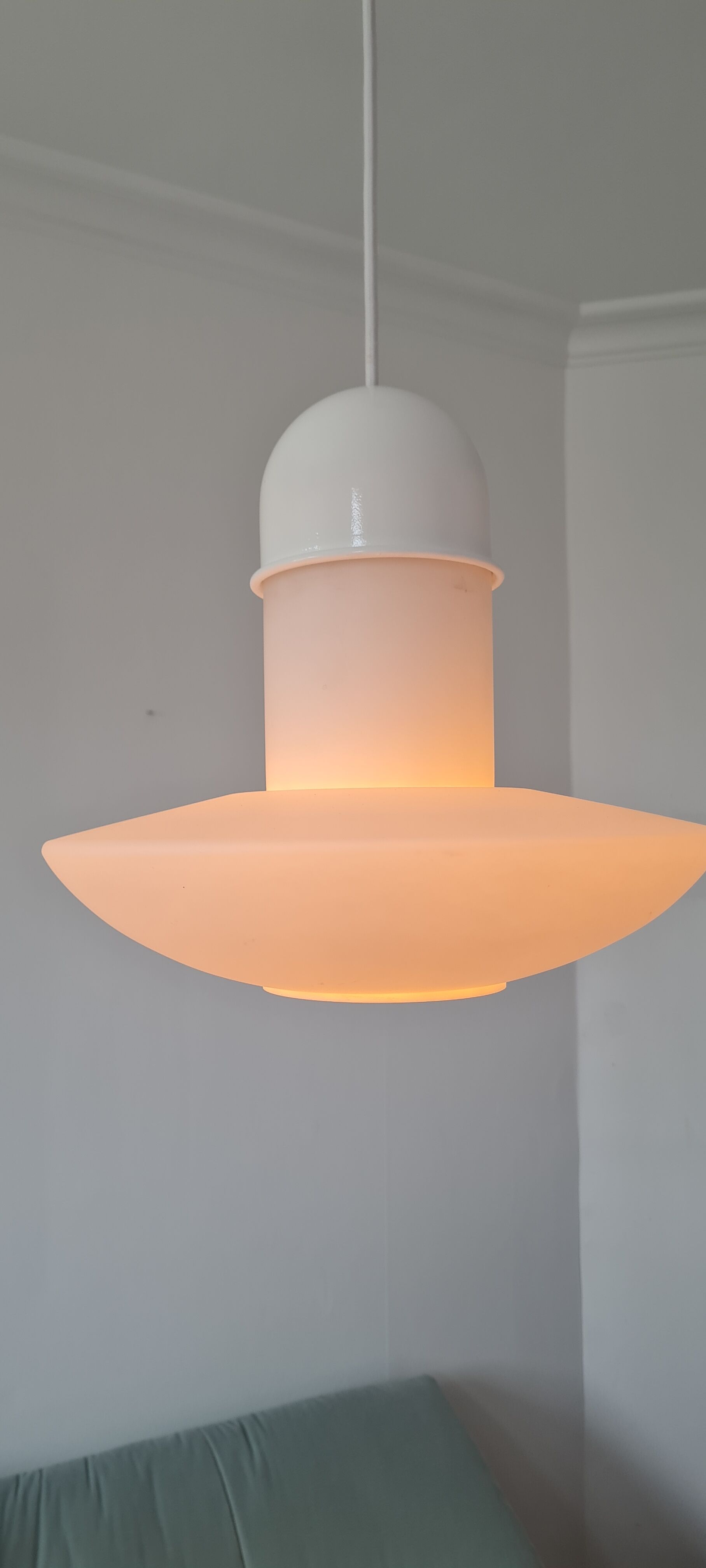 Suspension in white opaline limburg