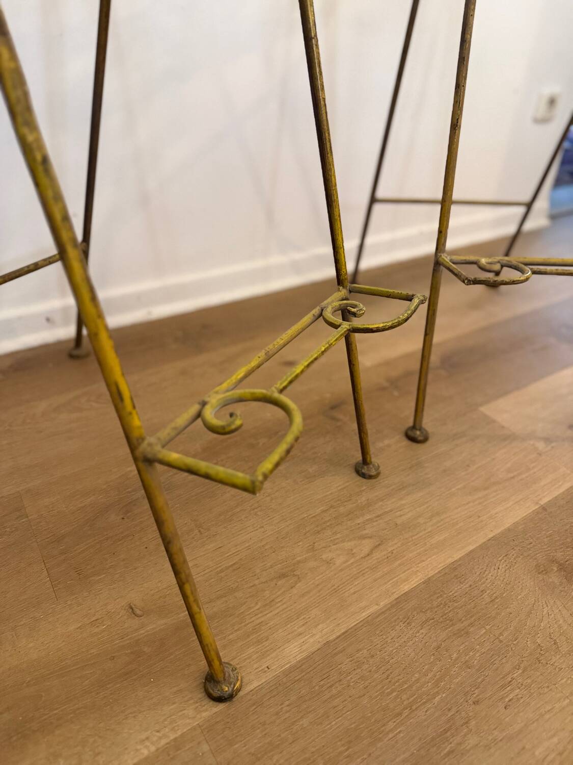 Paire de chaises hautes pliantes en fer forgé – Patine ocre – Style Ja