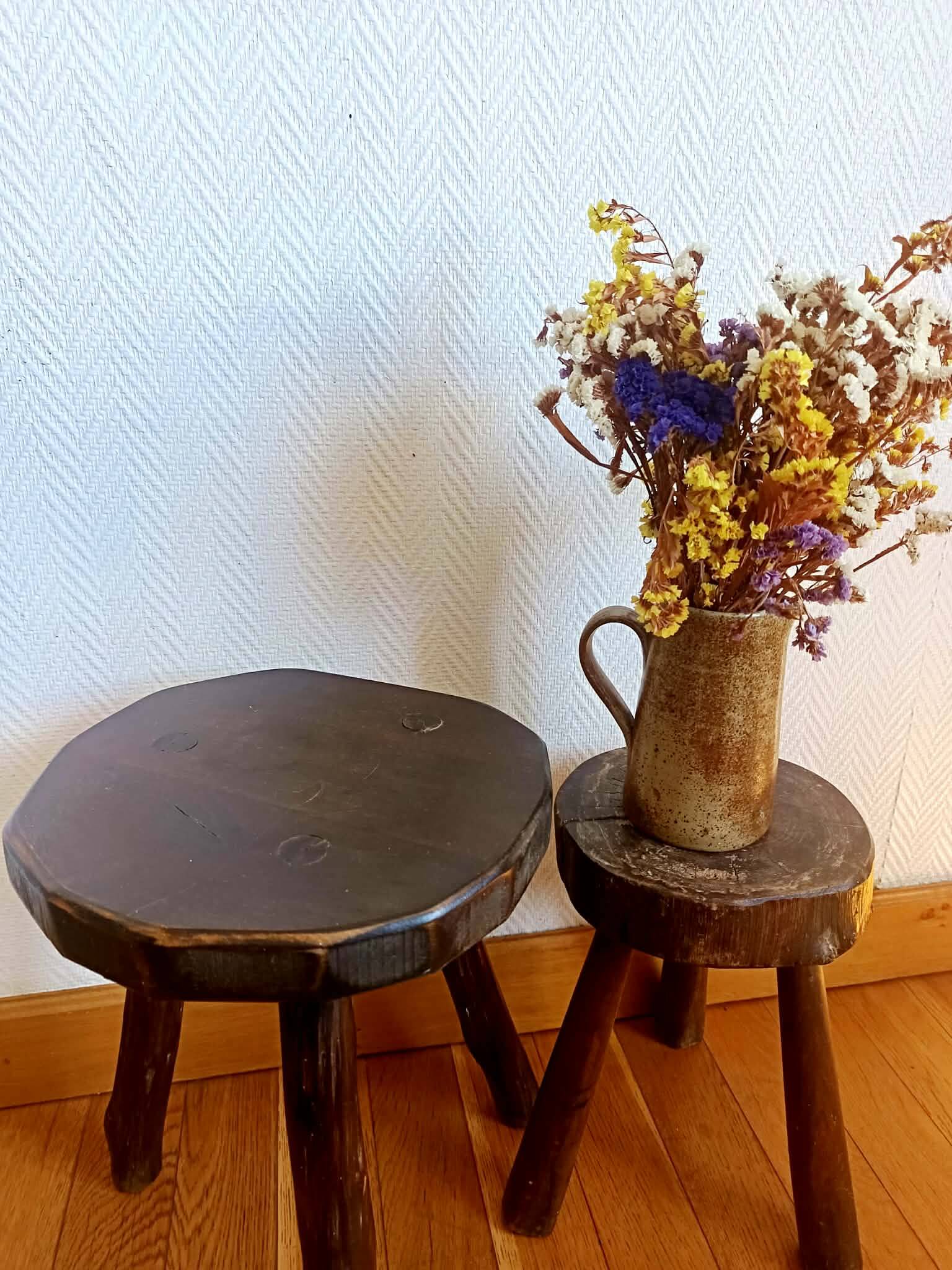 Tabouret tripode brutaliste en bois