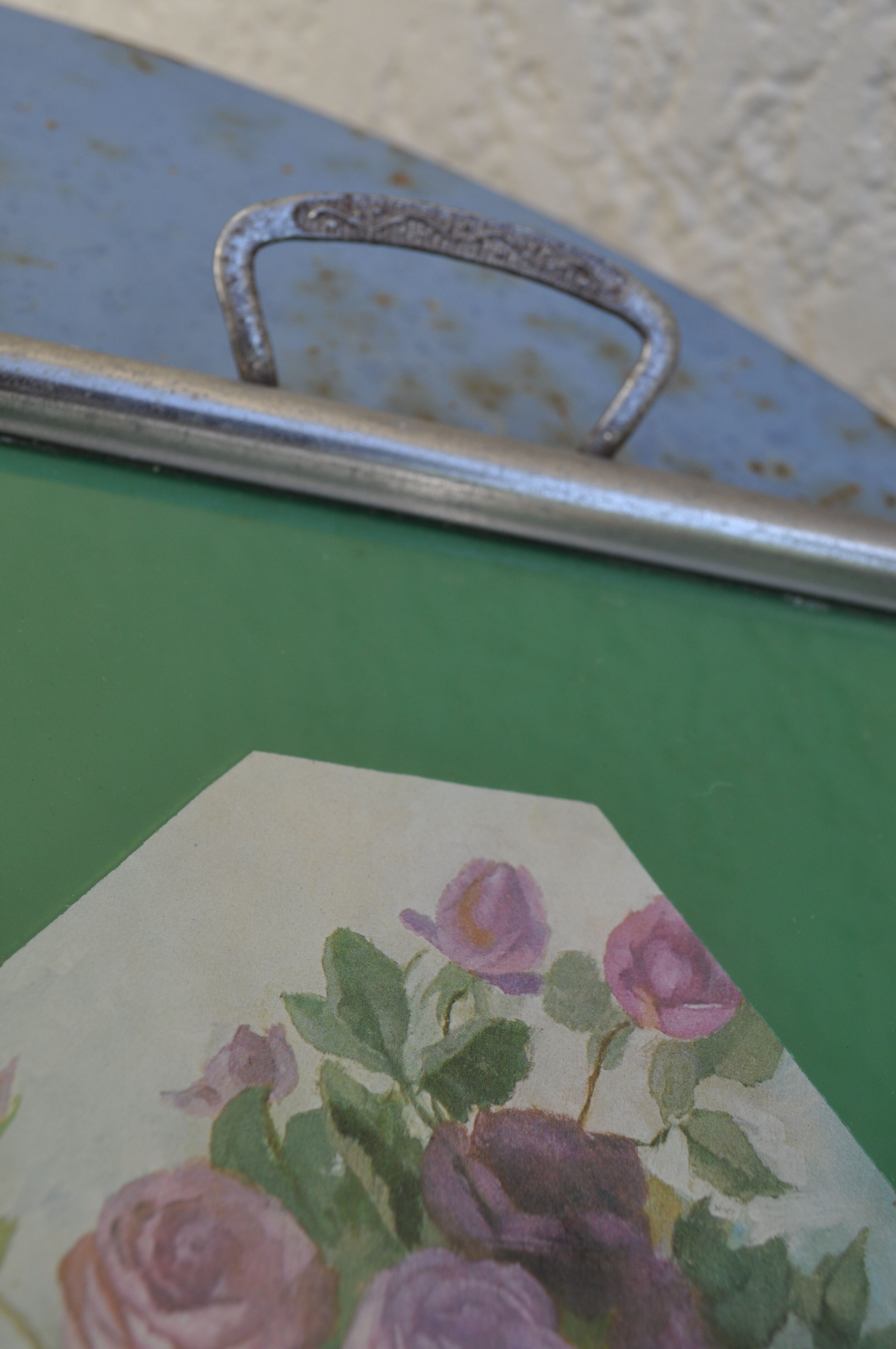 Art deco flowers plateau