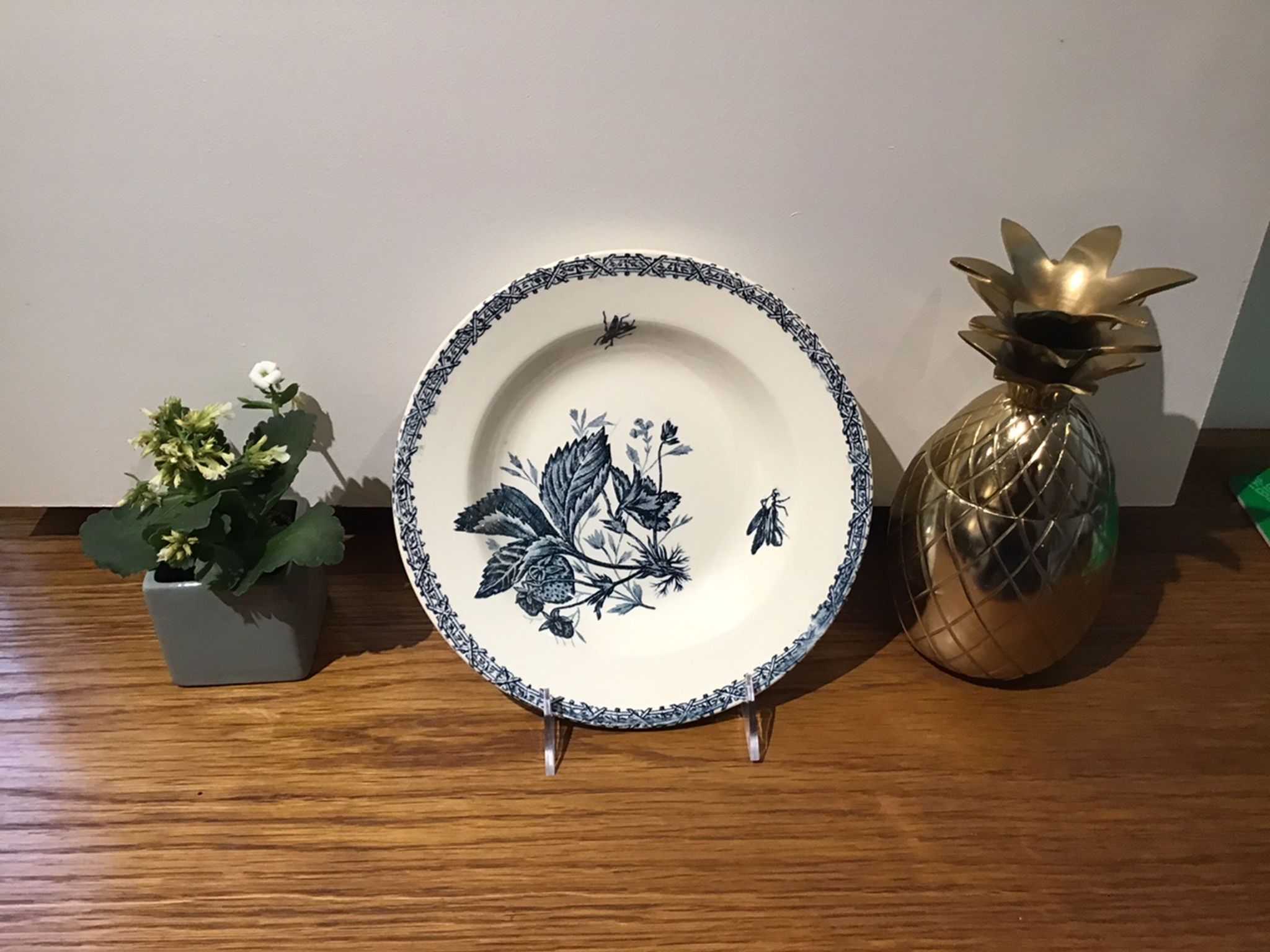 Hollow plate decor insects and strawberries, Manufacture Choisy the King, Iron Land, H Boulenger - Co.