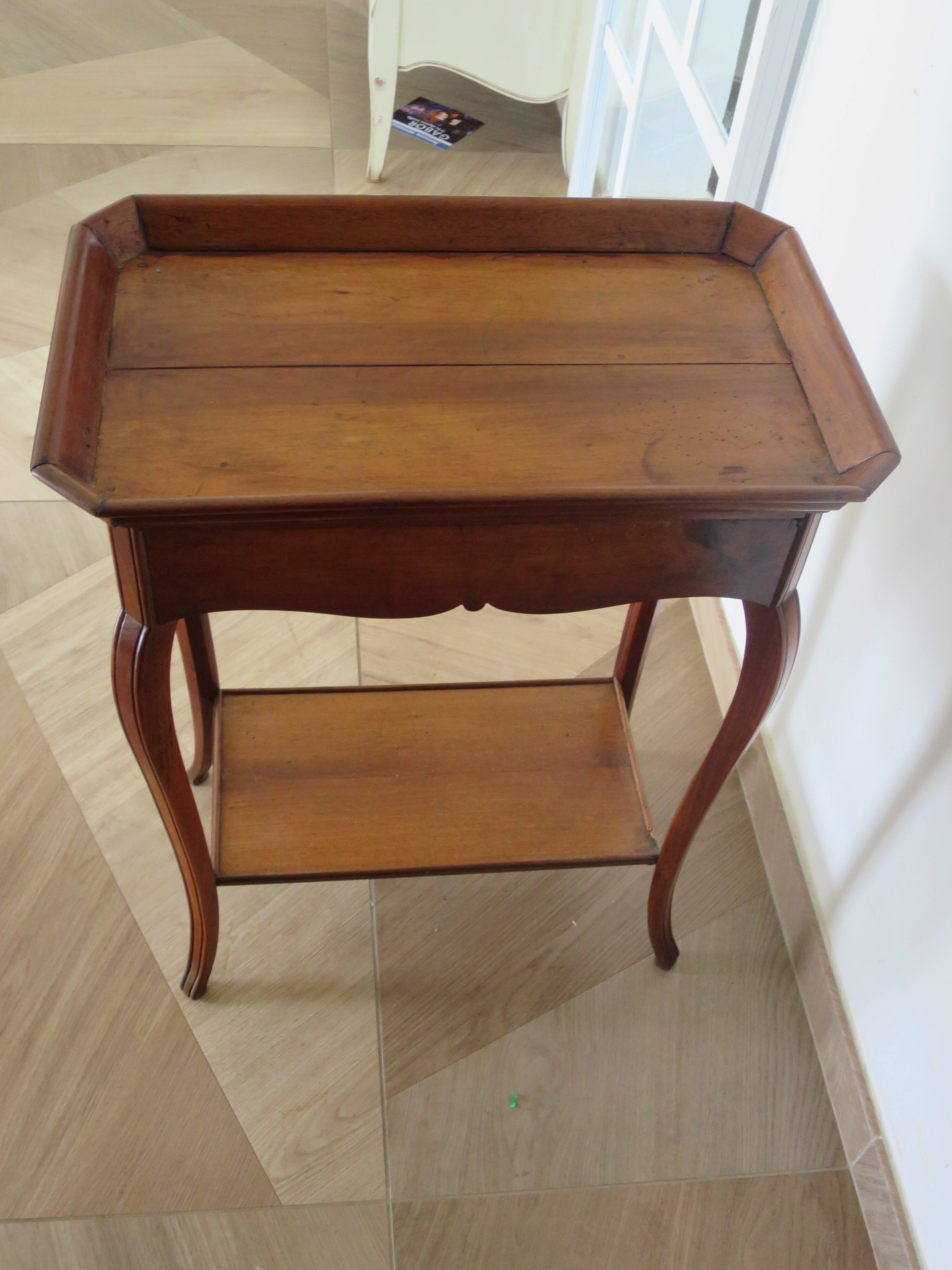 Side table – End table – Mahogany – Raised edge top – 1 drawer