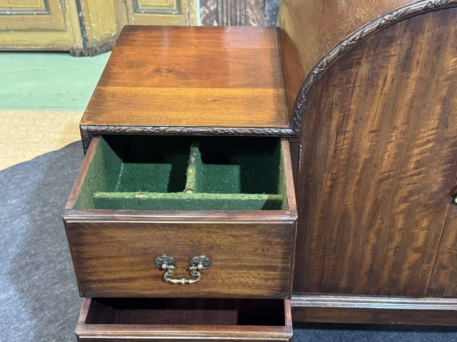 1930s English buffet bar in walnut and mahogany