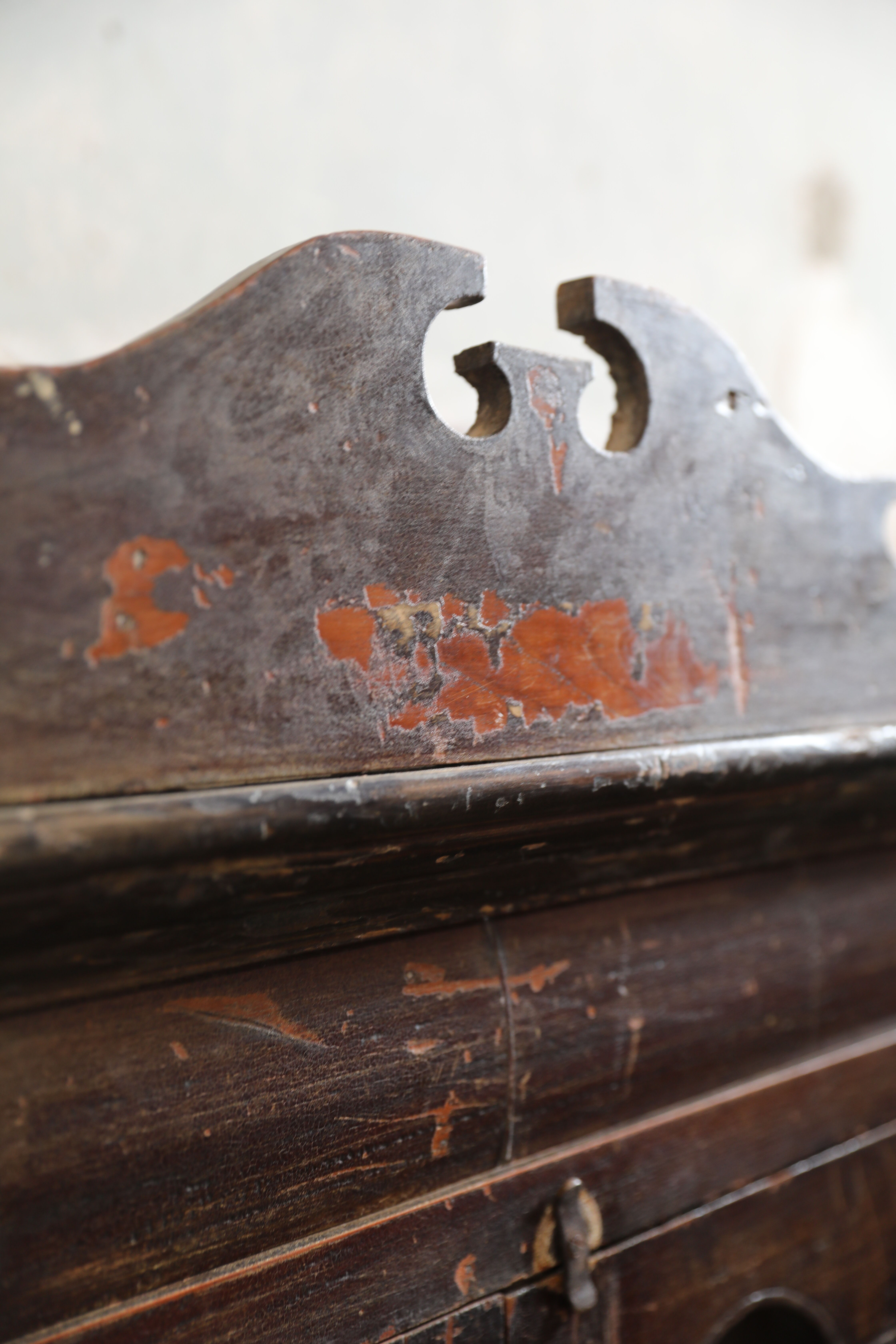 Carved high glazed sideboard with 1 shelf and 2 drawers