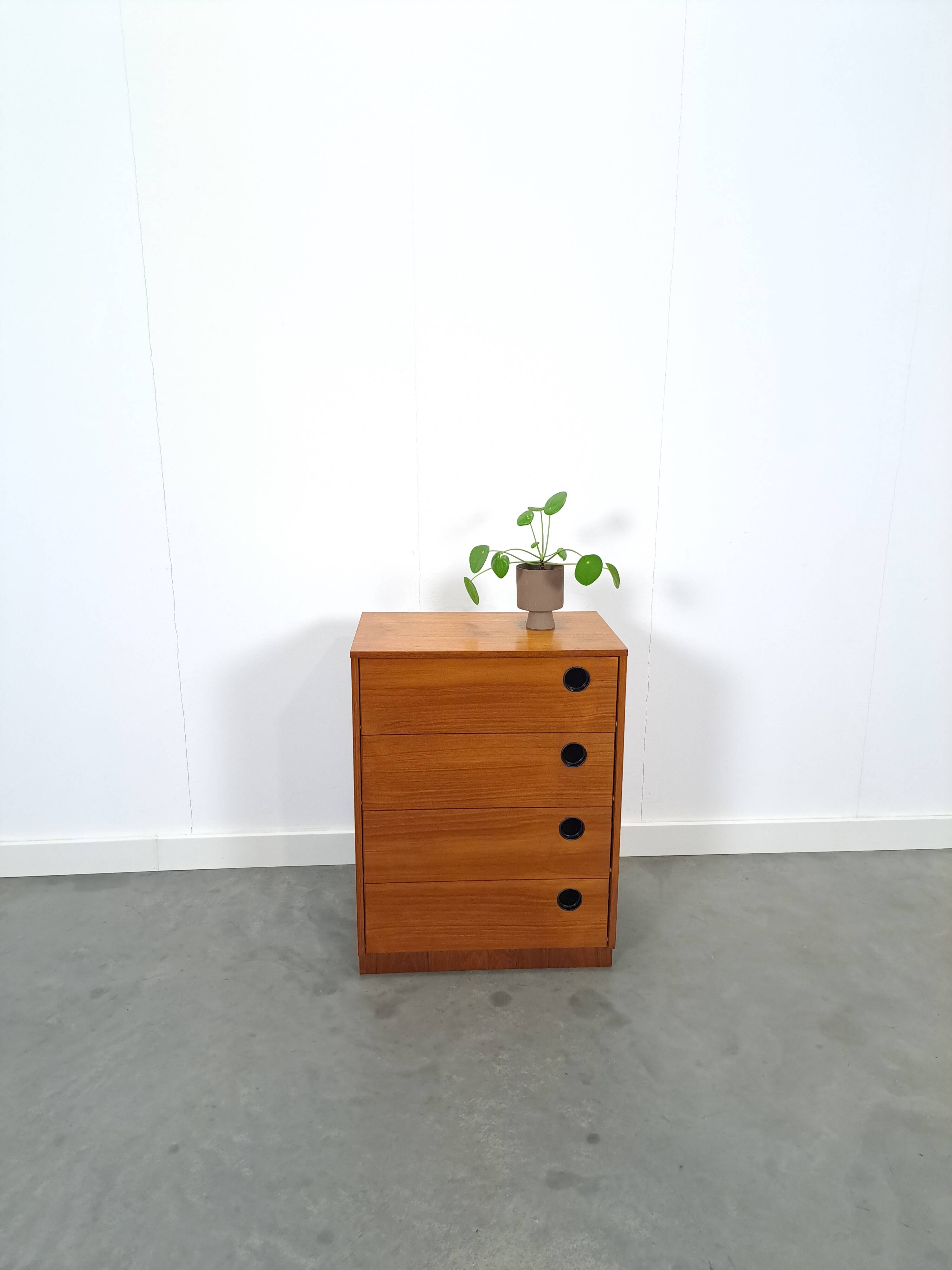 Schoenenkast met zwarte ronde grepen, nr. 1