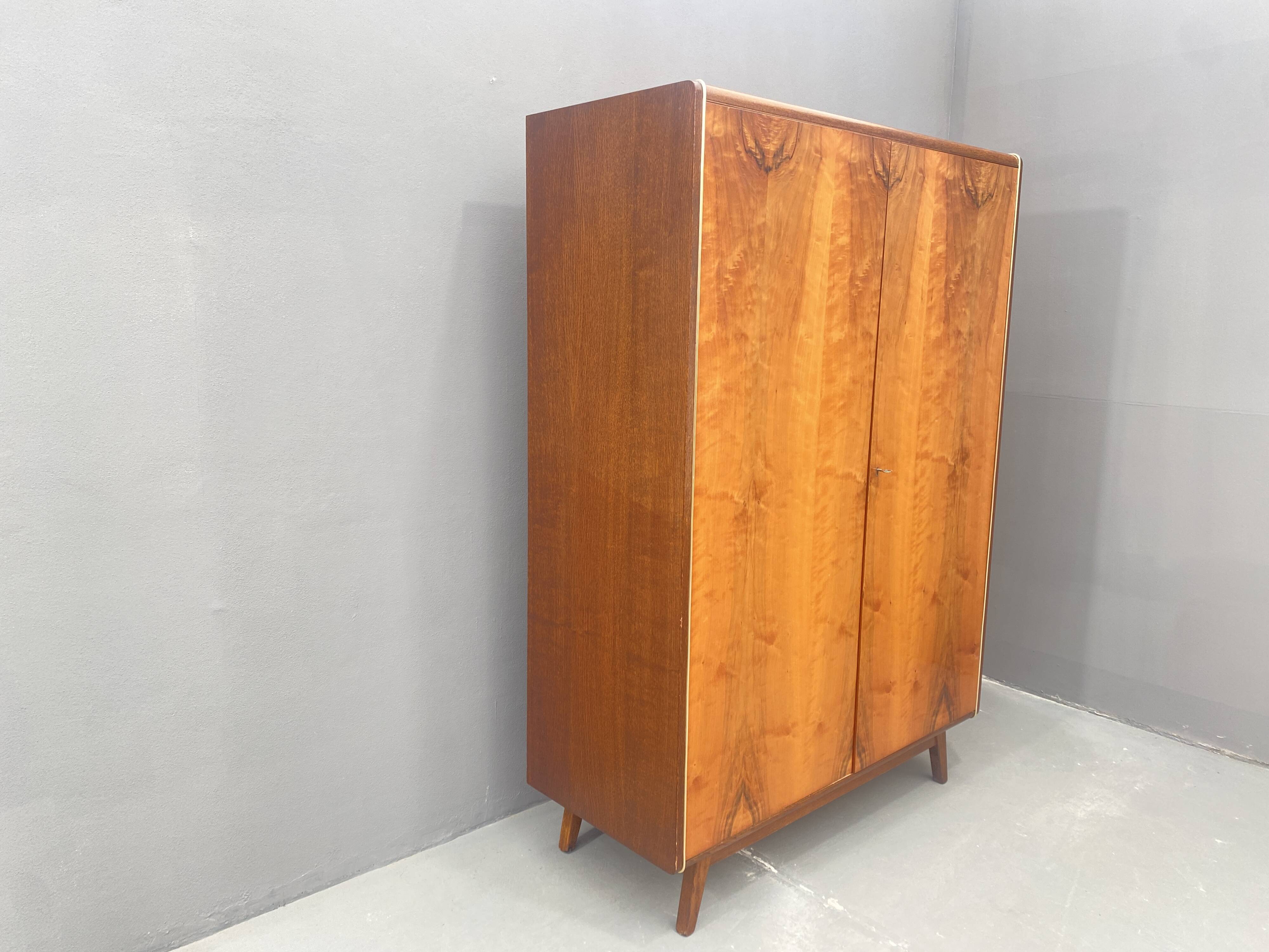 Armoire en noyer de Jitona, années 1970, Tchécoslovaquie