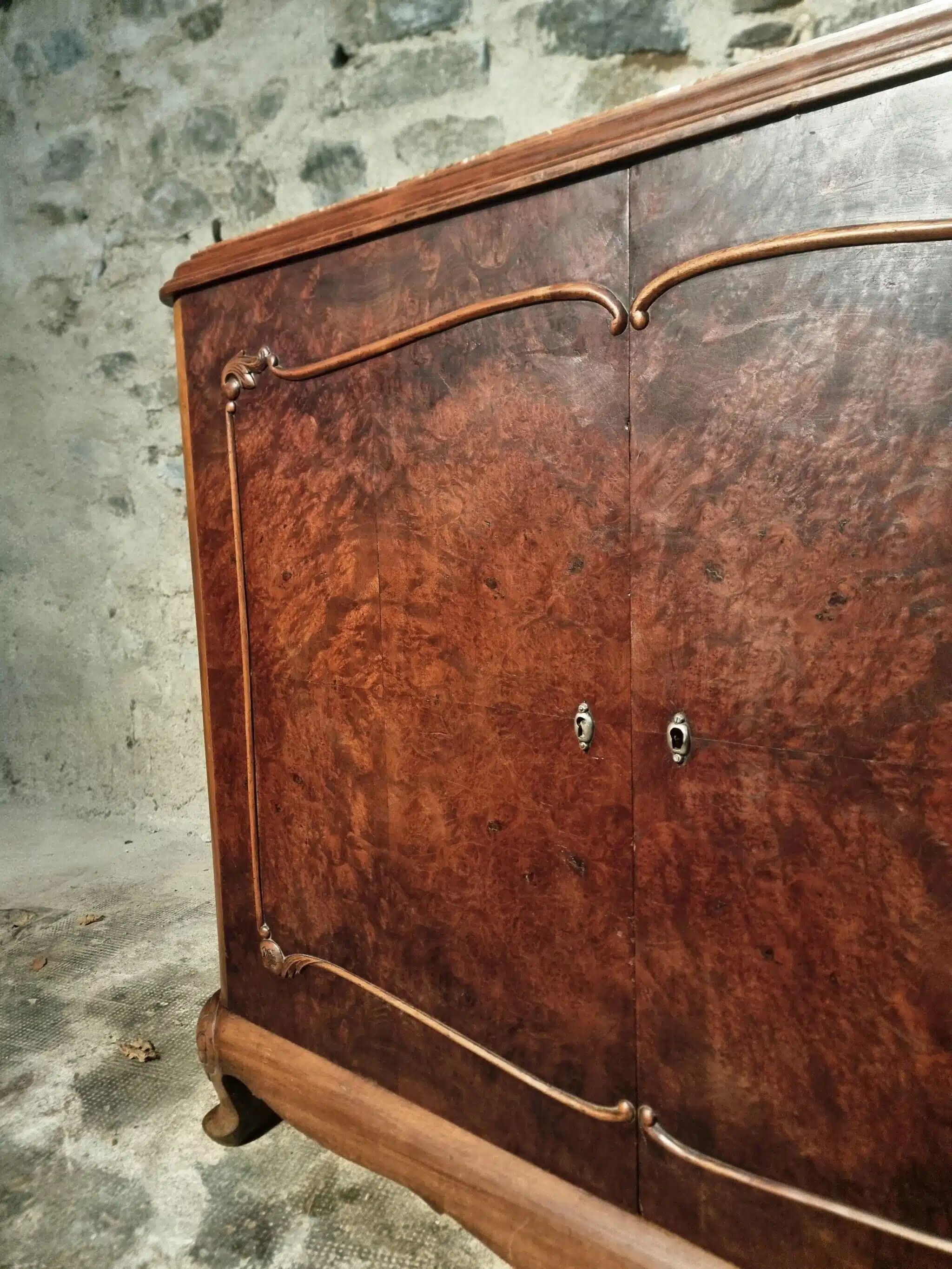 Buffet art déco français en noyer et acajou avec plateau en marbre, fin des années 1920