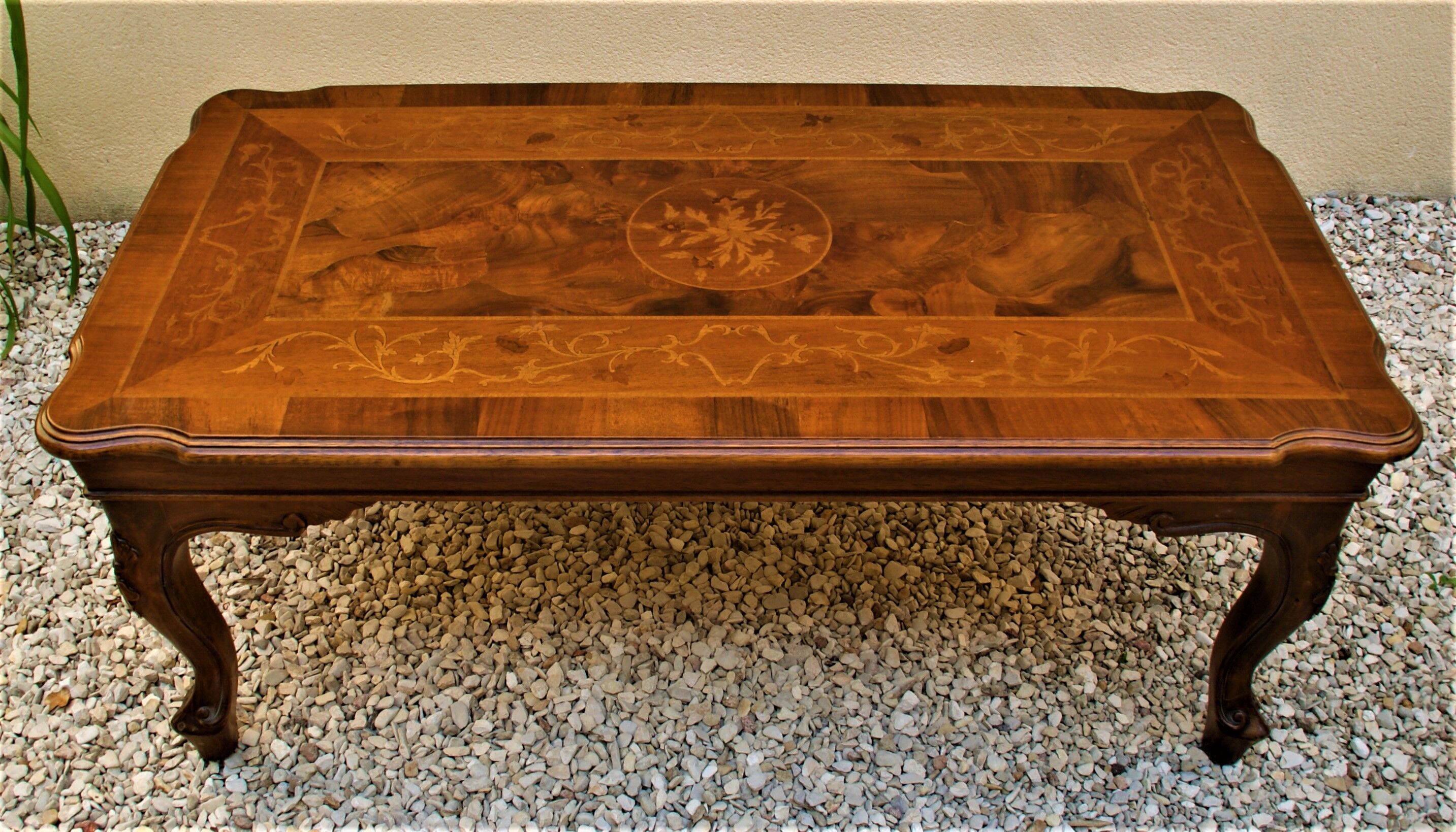 Italian wooden coffee table with marquetry inlaid top