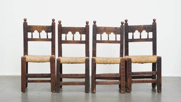 Ensemble de 4 chaises de campagne espagnoles antiques avec sièges en rotin tressé