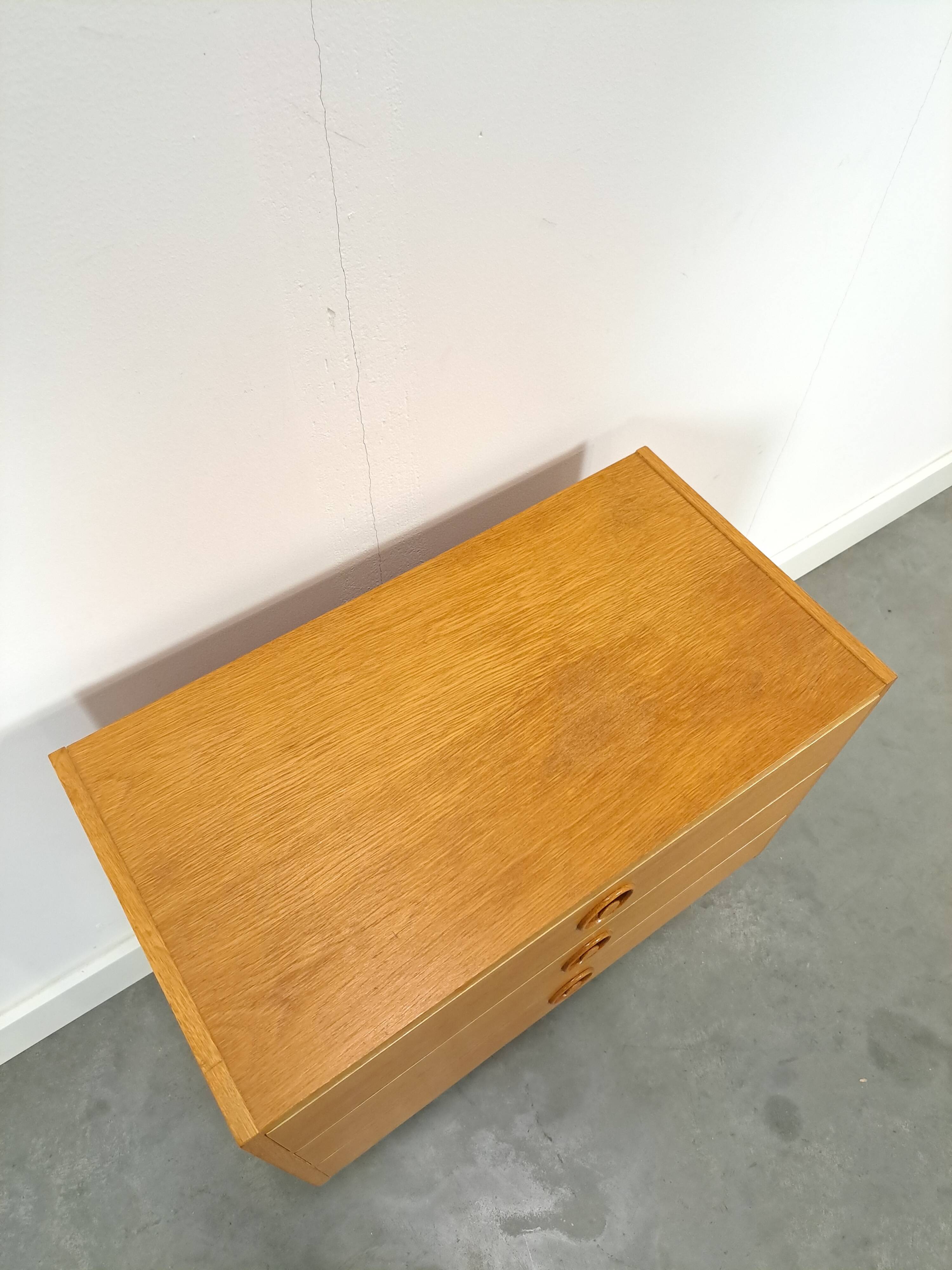 Commode en placage avec poignées rondes de Suède