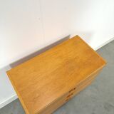 Commode en placage avec poignées rondes de Suède