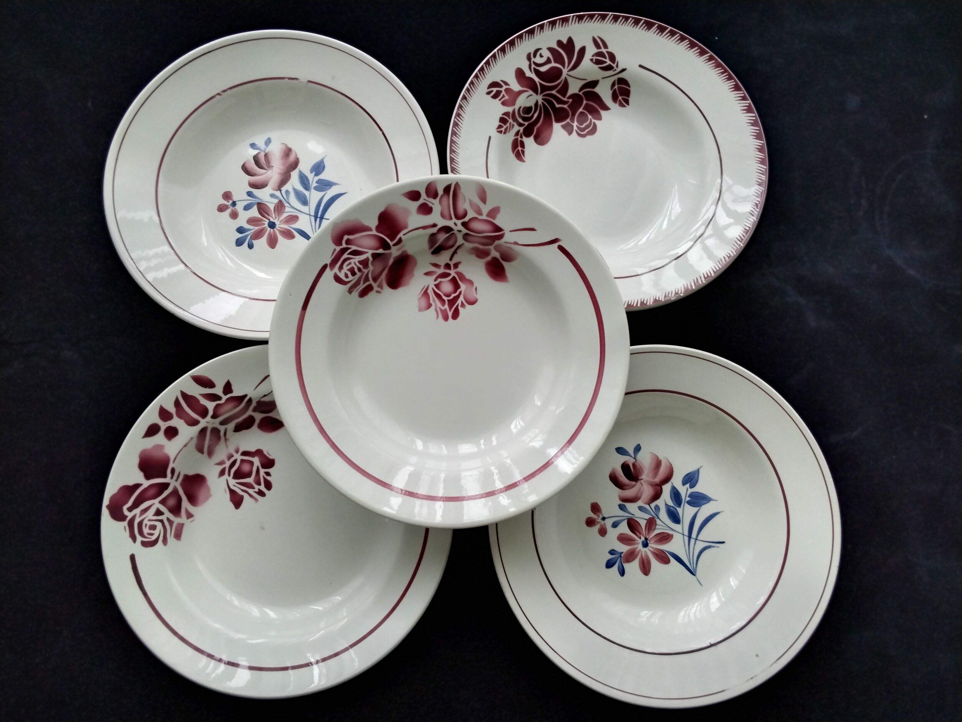 Set de 5 assiettes creuses dépareillées en faience de Saint Amand et Moulin des Loup