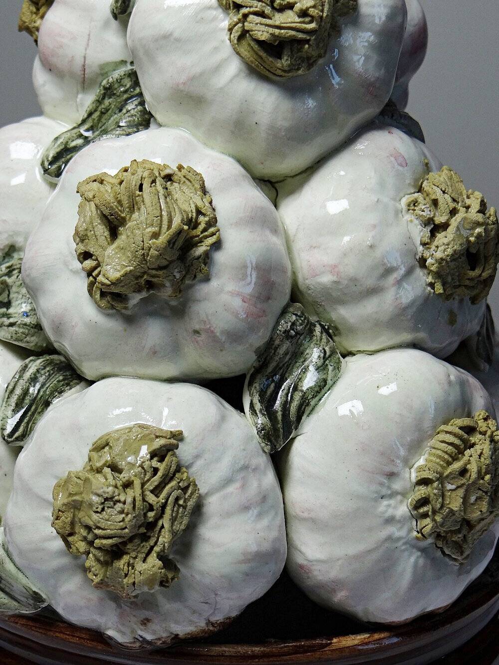Vintage trompe-l'œil garlic pyramid in glazed ceramic from Manises, Spain.