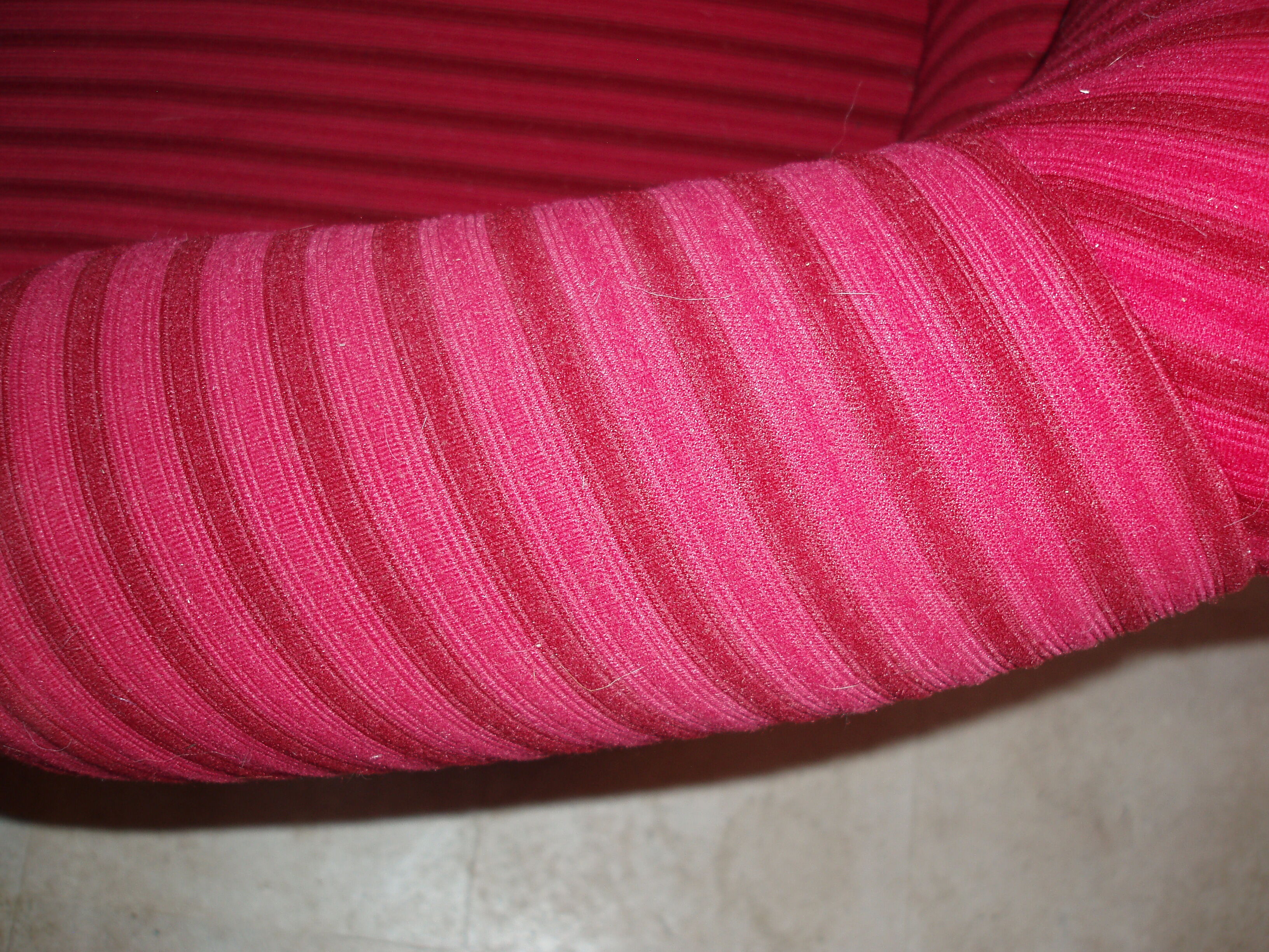 2-seater red velvet vintage sofa