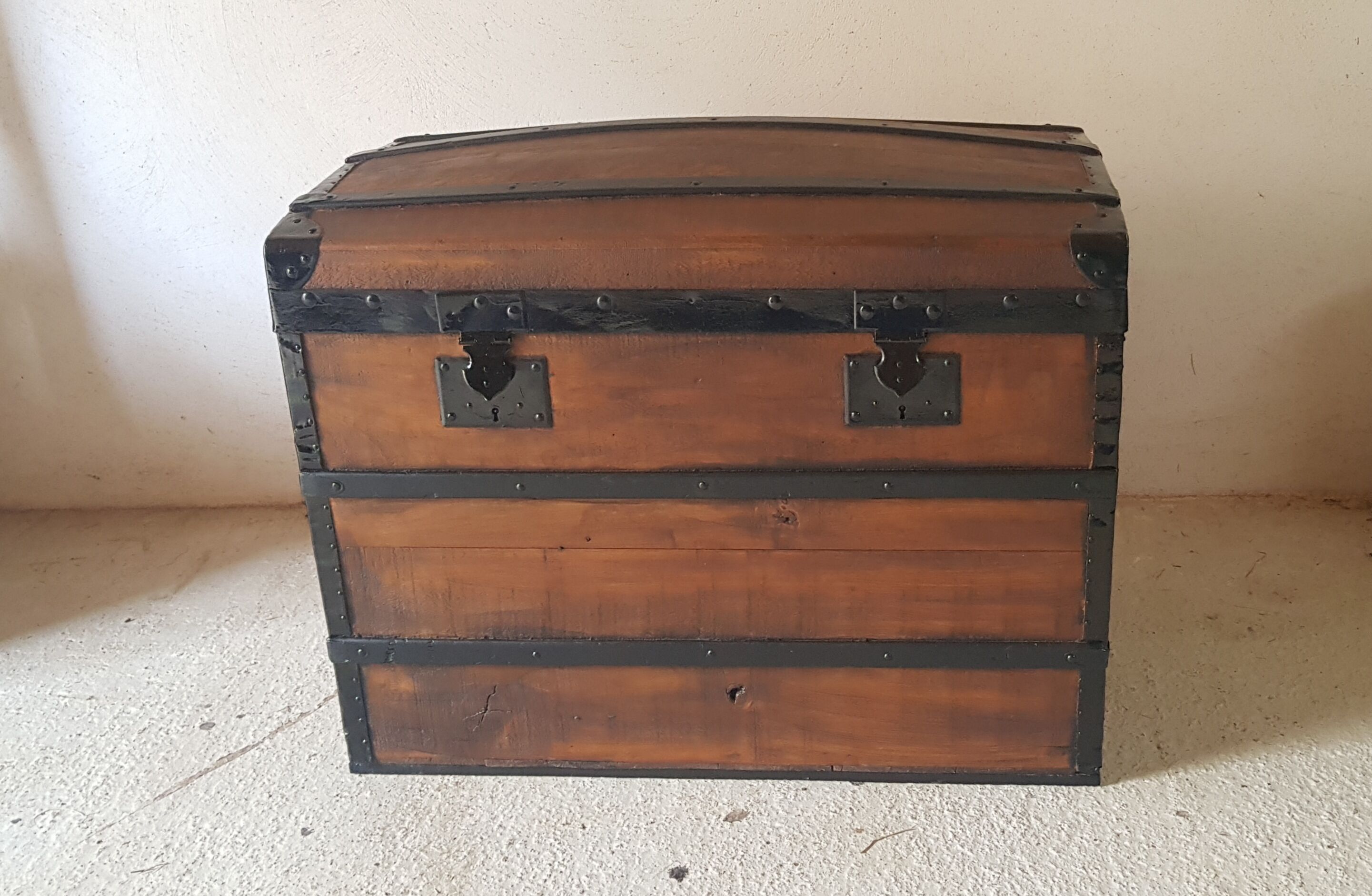 Curved travel trunk
