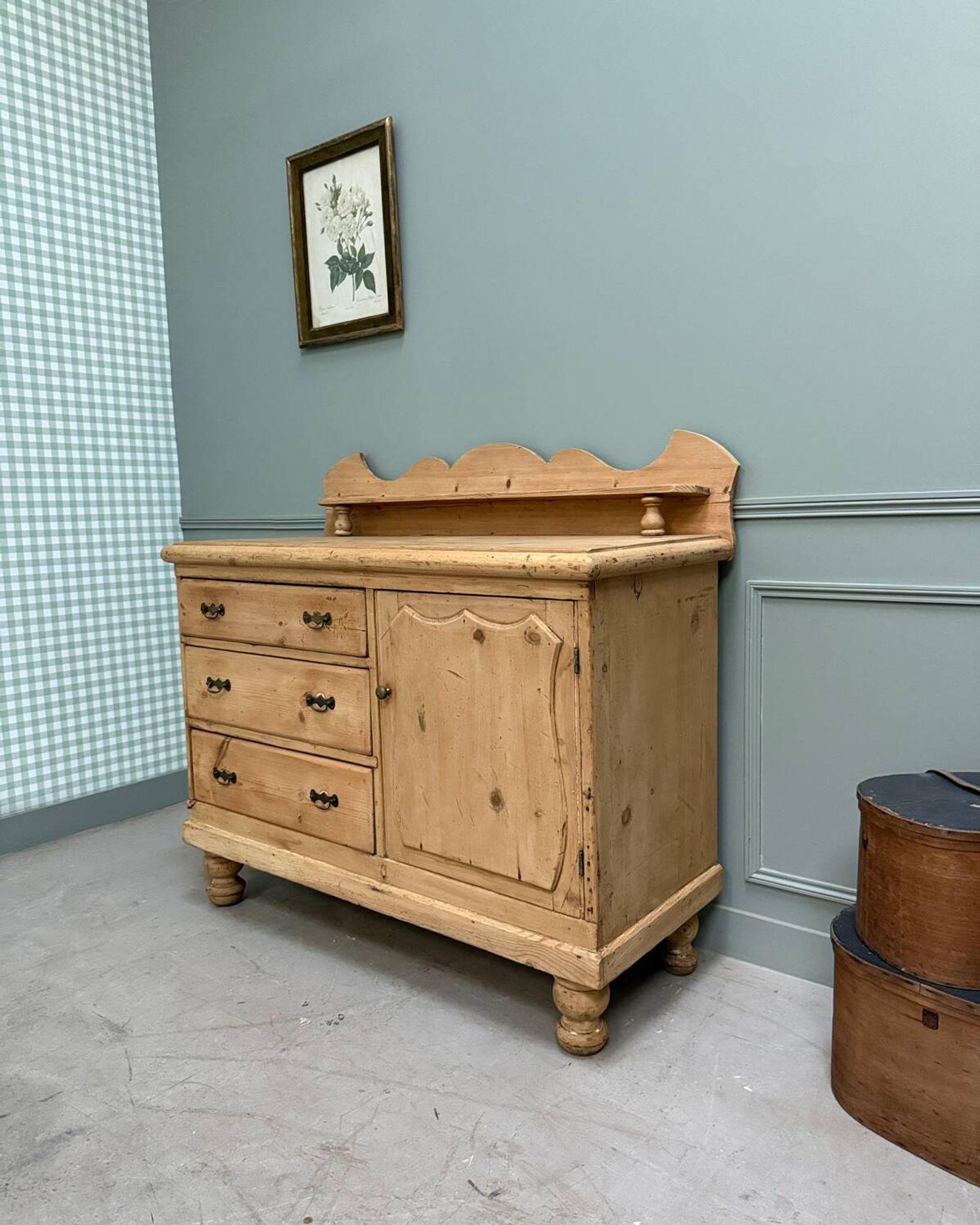Large English chest of drawers (renovated)