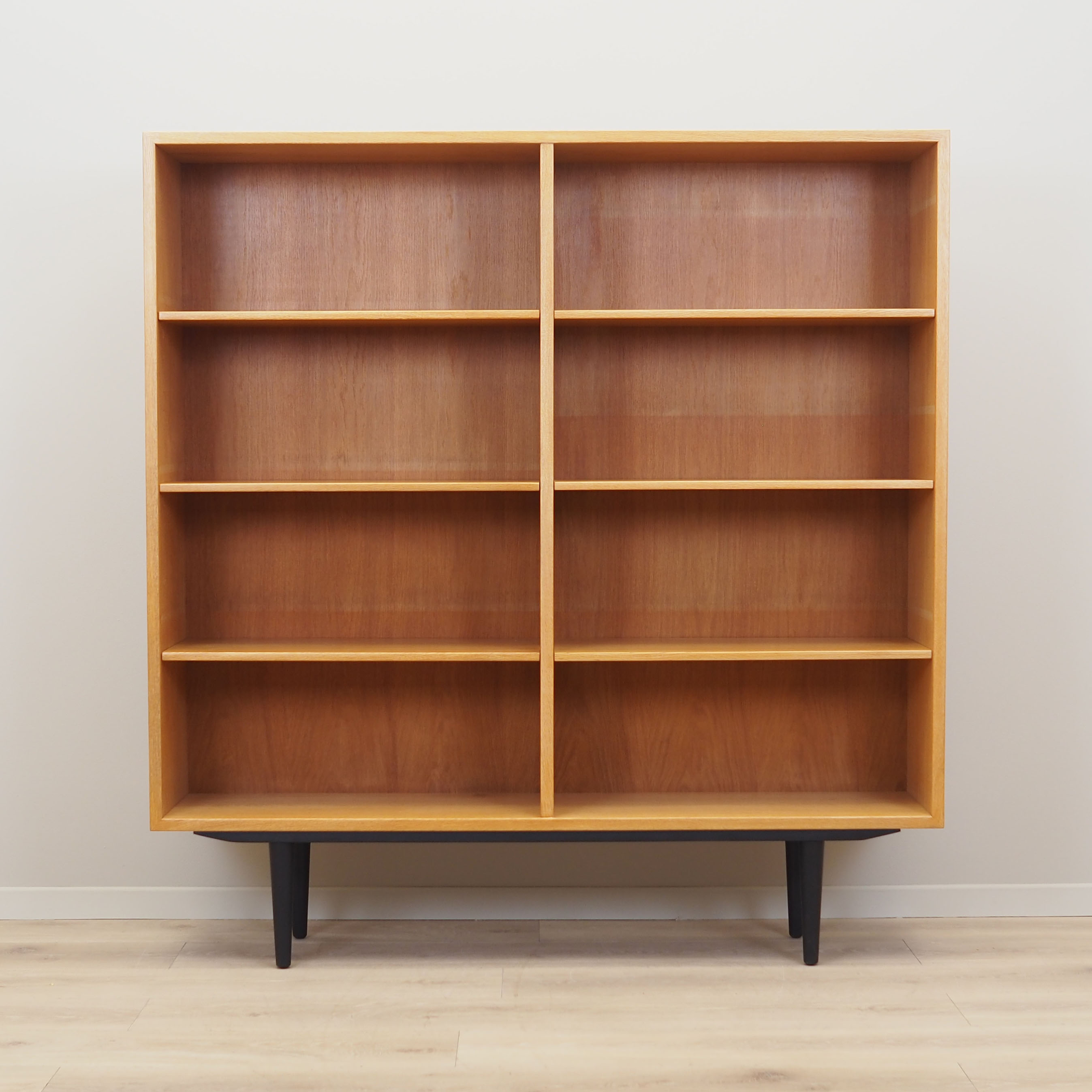 Bibliothèque en frêne, design danois, années 1960, designer: Børge Mogensen