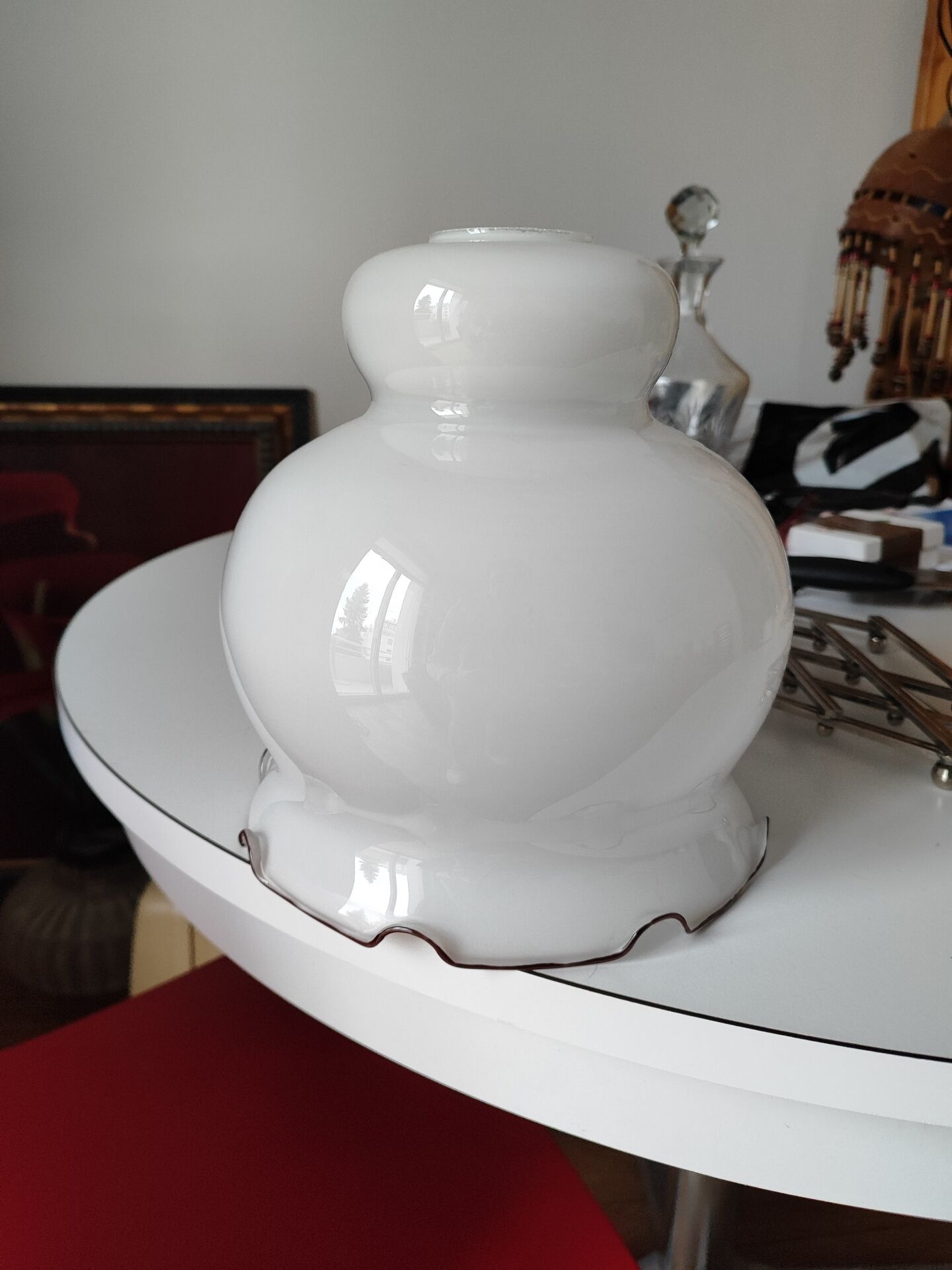 Abat jour opaline blanche et liseré marron